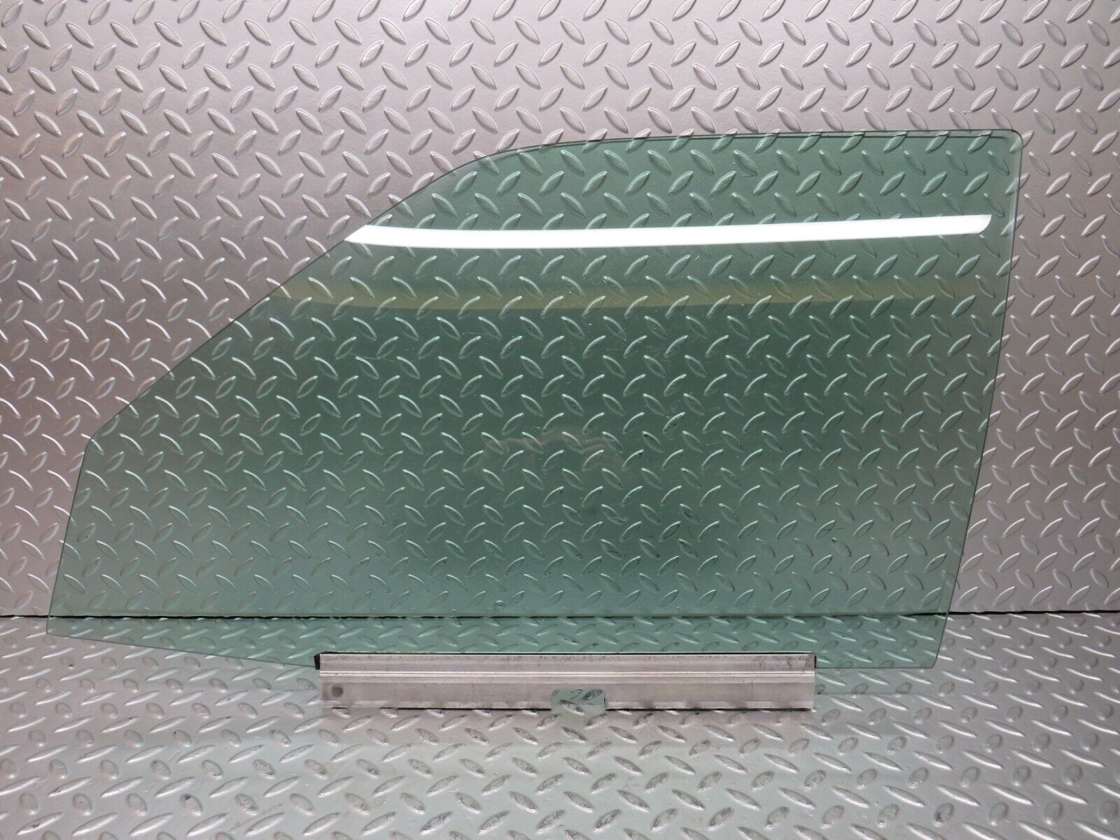 27634 Mercedes-Benz S124 300TE Wagon Front Left Door Window Glass