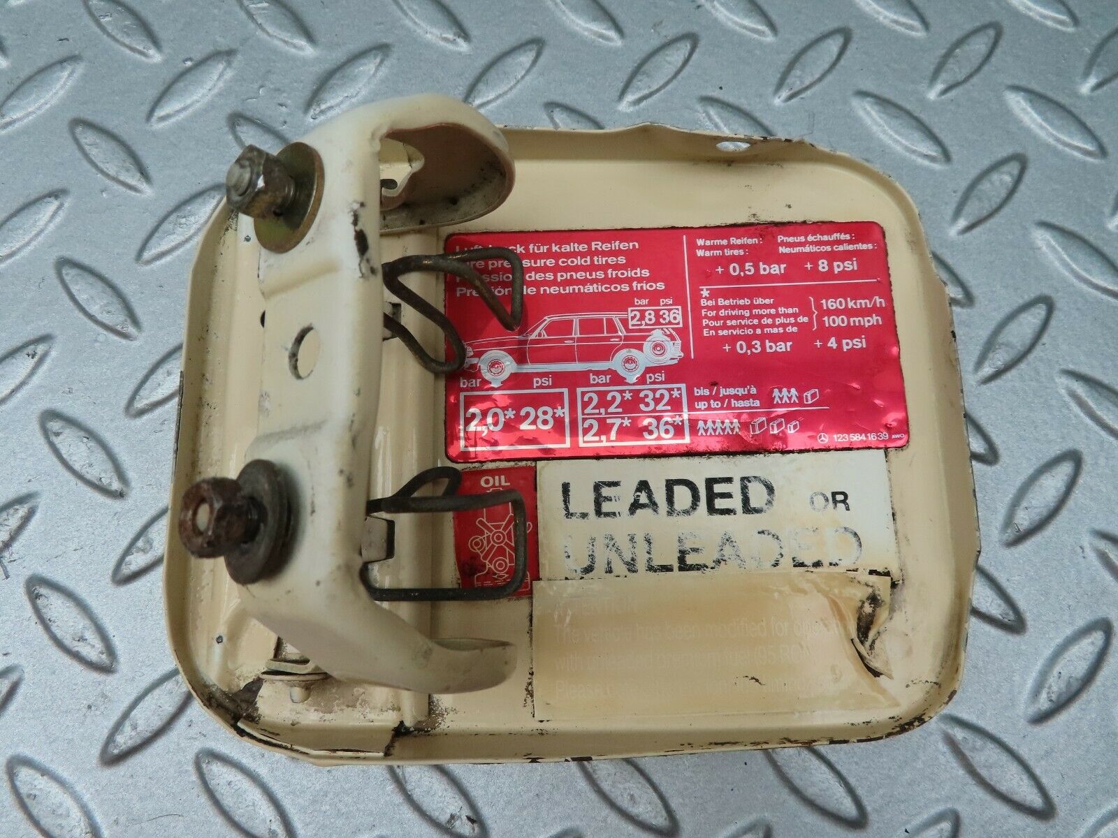 3989 Mercedes-Benz S123 200T Wagon Fuel Tank Flap Cap 1235841639