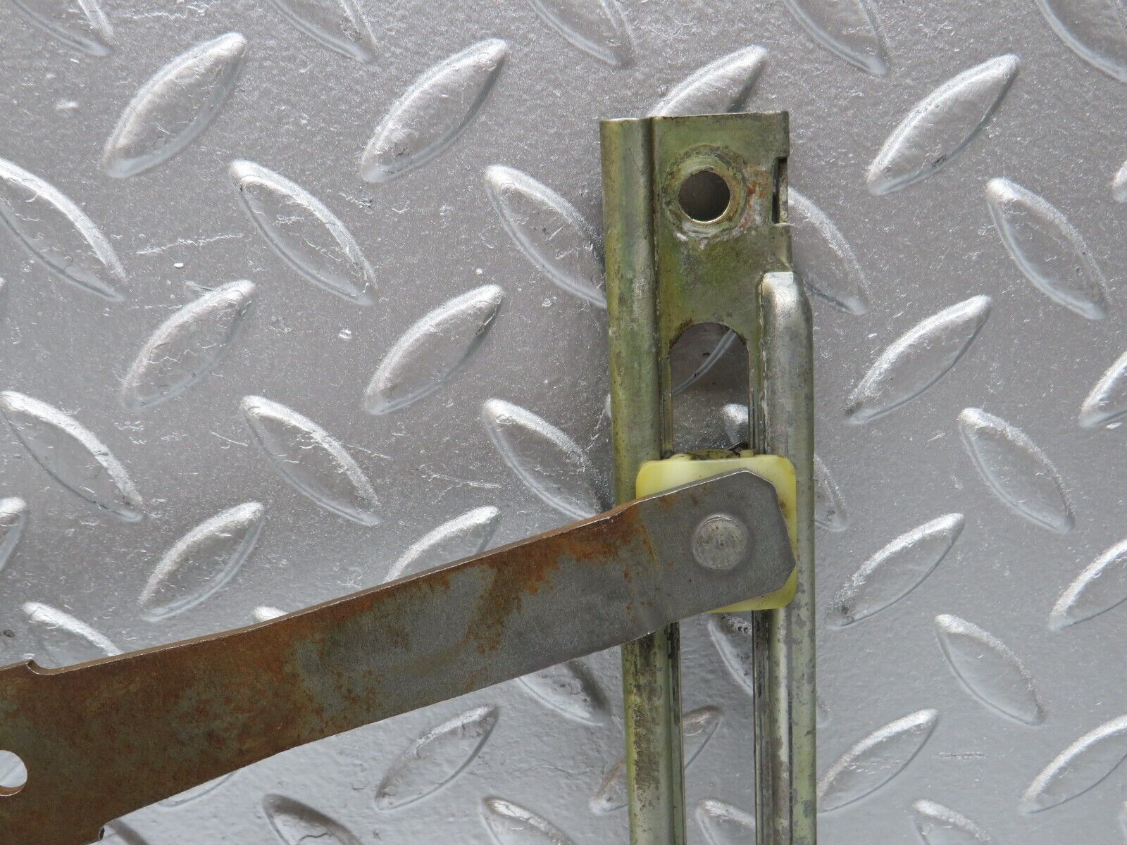 31153 Mercedes-Benz W123 200D Rear Right Manual Window Regulator 1237300246