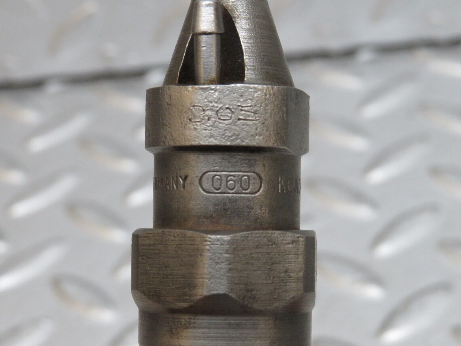 28505 Mercedes-Benz S123 240D Wagon Fuel Injector Bosch KCA30S35/4