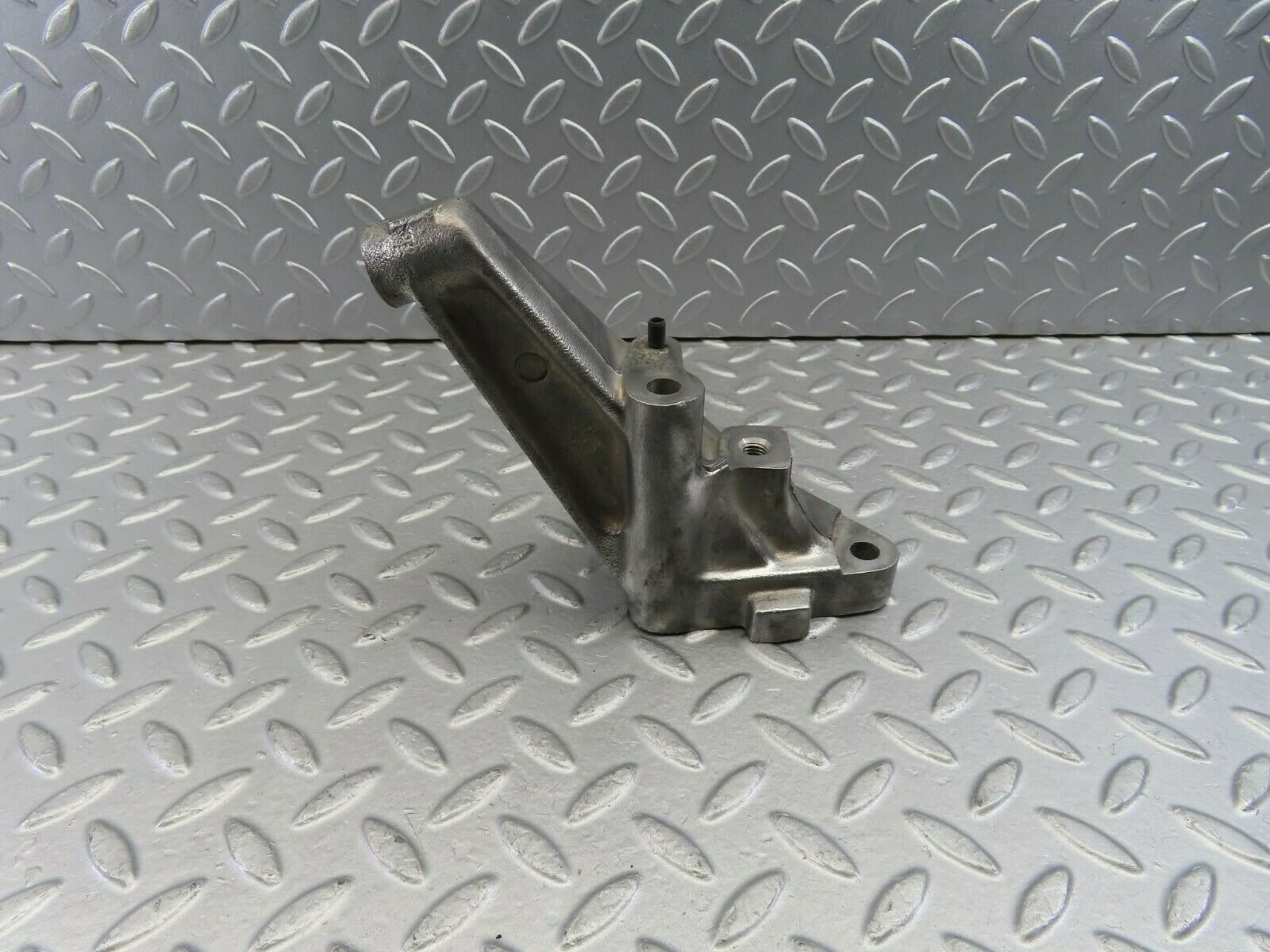 10077 Mercedes-Benz C123 230CE Coupe Engine Mount Bracket Left Side 1022230504