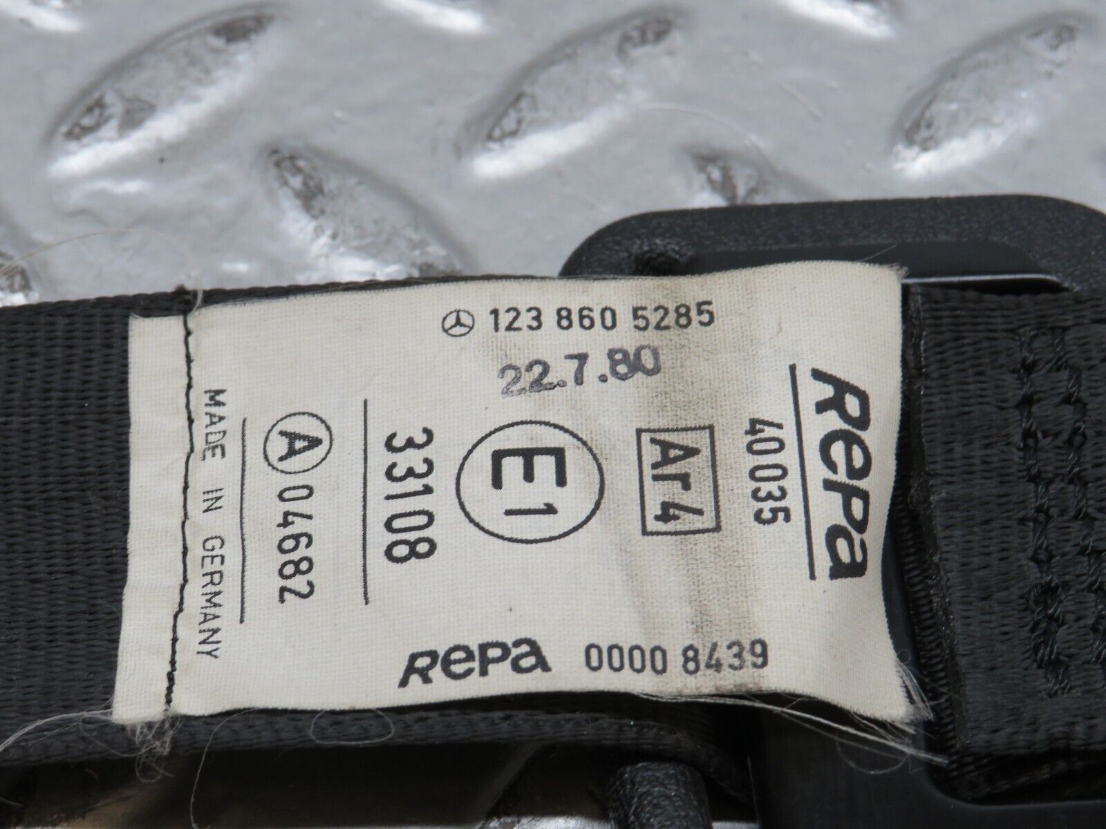 28162 Mercedes-Benz W123 280E Front Left Seat Belt 1238605285