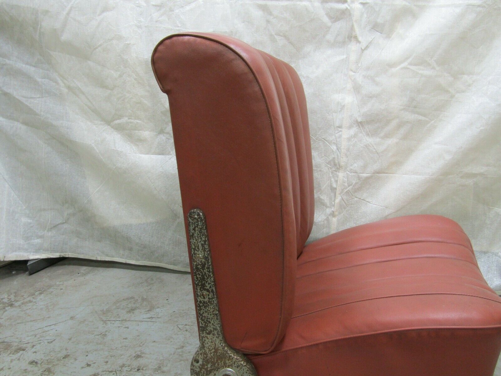 3255 Mercedes-Benz W105 PONTON Front Right Seat Passenger Seat Red Faux Leather