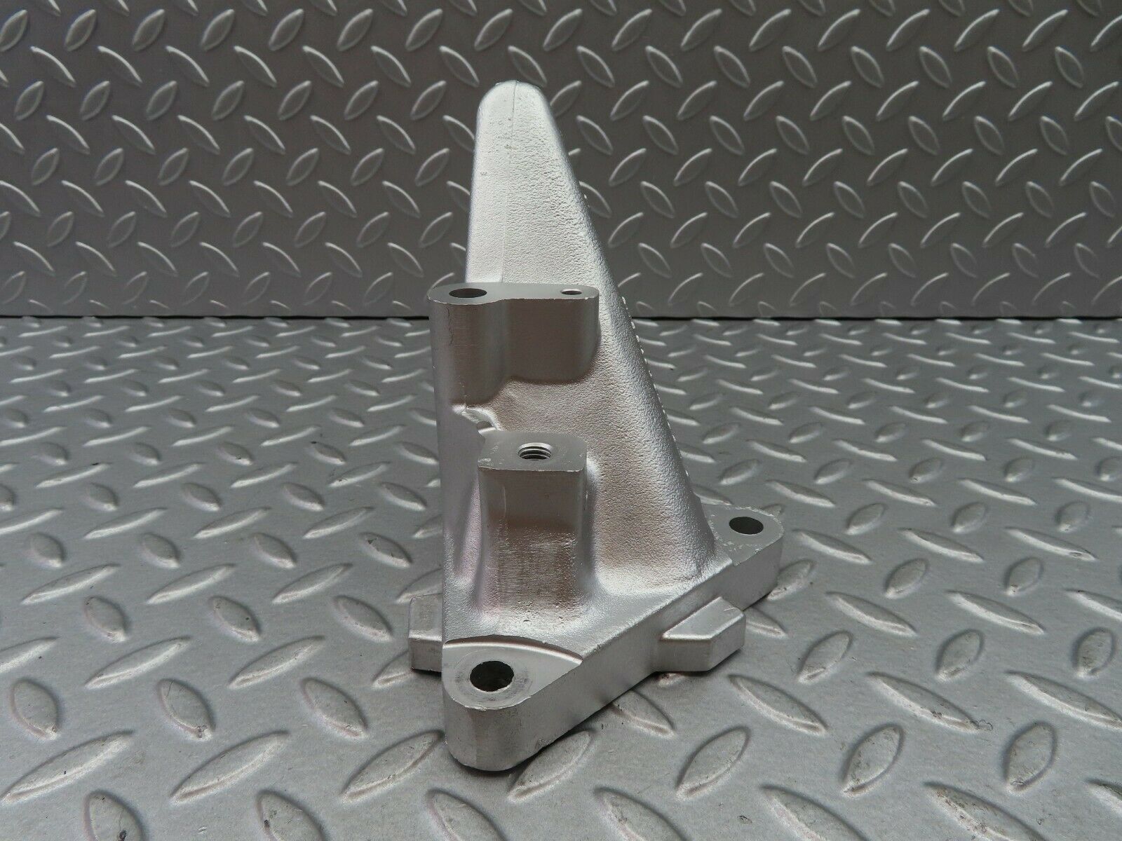 5952 Mercedes-Benz W123 200 Engine Mount Bracket Left Side 1022230504