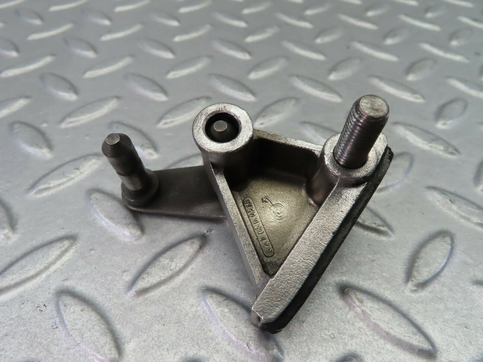 8050 Mercedes-Benz W115 220D Timing Chain Guide Rail 6210600516