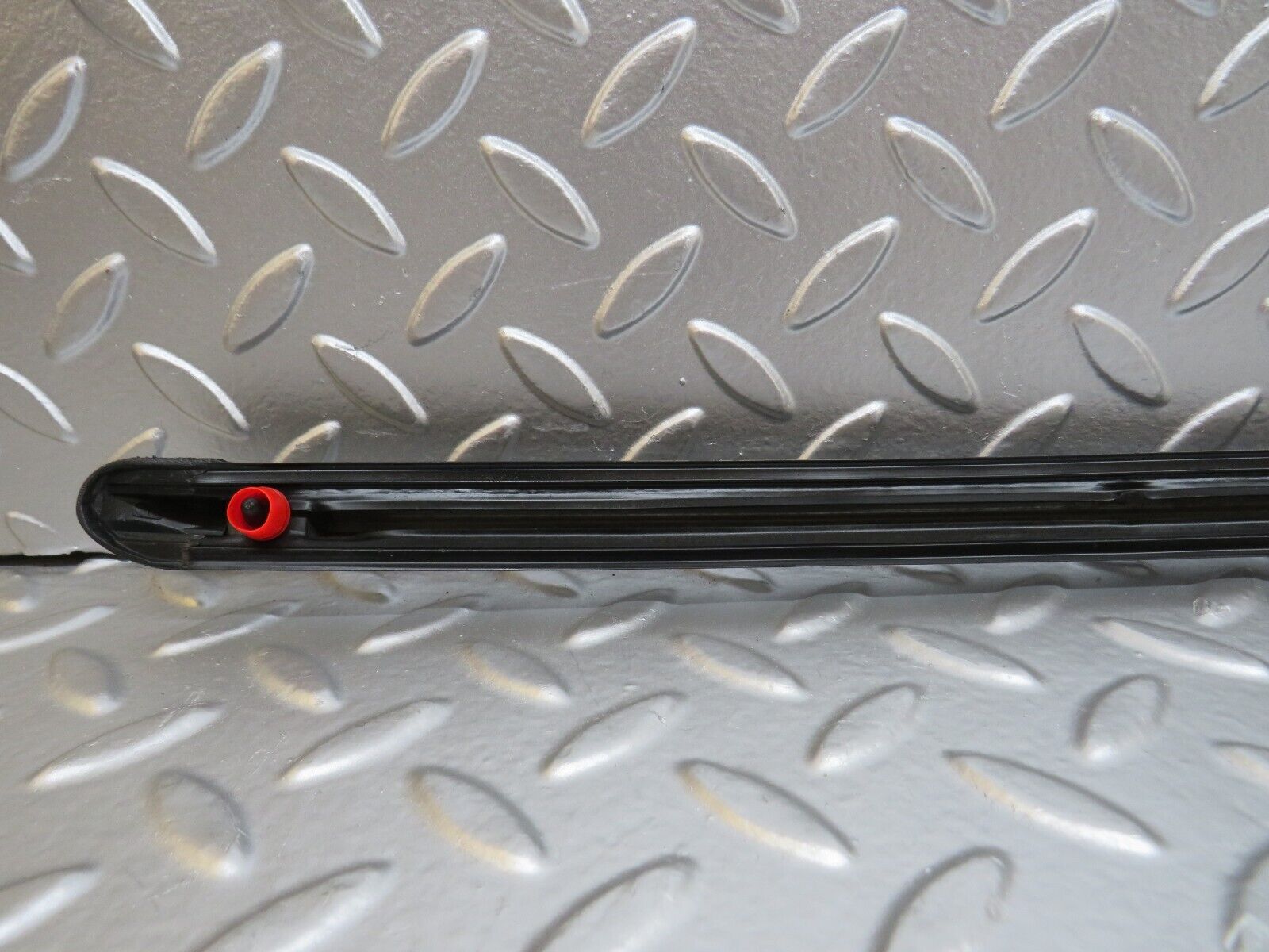 27109 Mercedes-Benz W123 280E Front Left Fender Wing Centre Moulding Trim