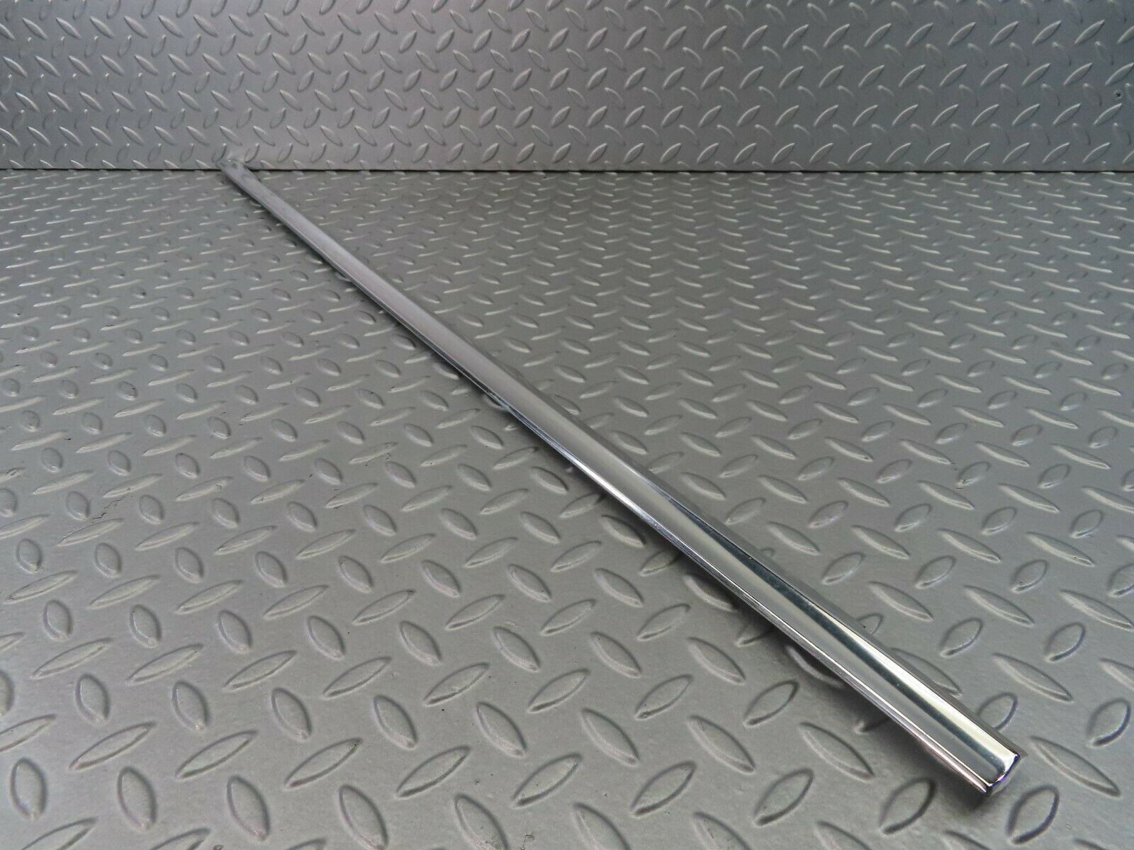 7287 Mercedes-Benz W116 450SE Rear Right Door Chrome Trim