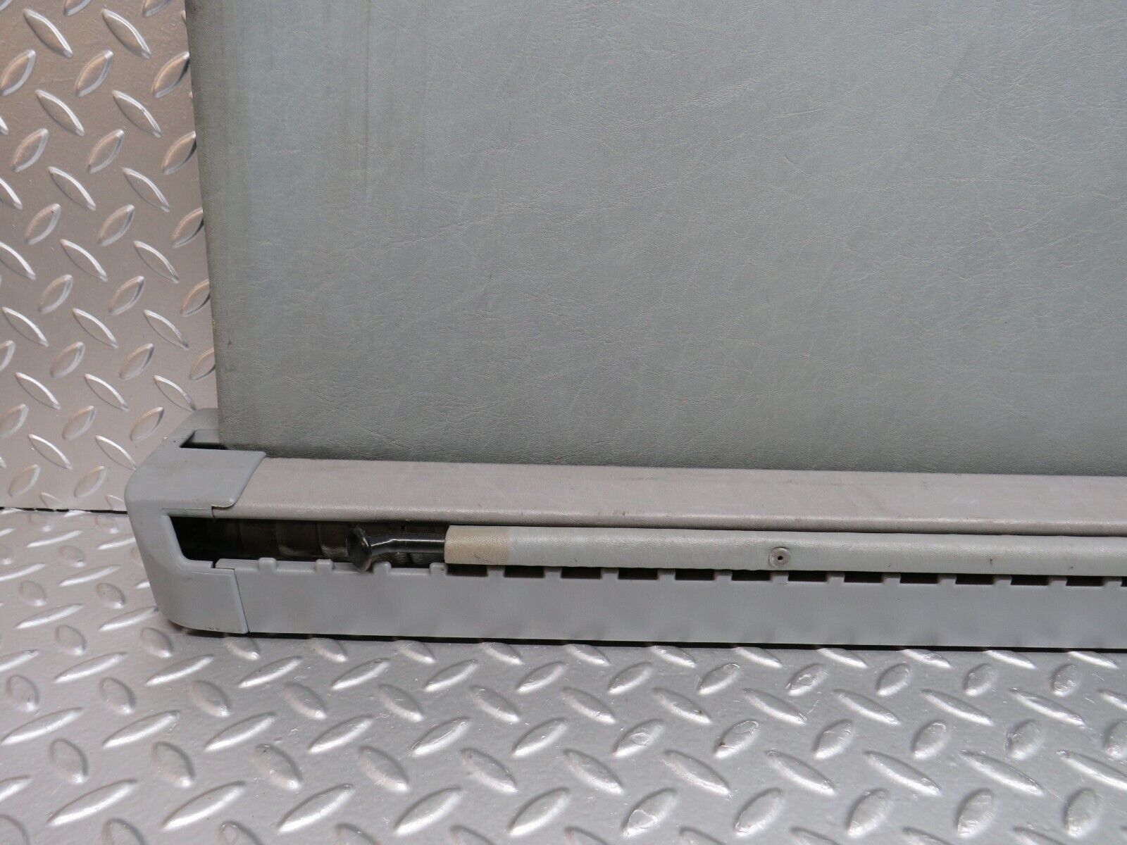 31499 Mercedes-Benz S124 220TE Wagon Trunk Roll Compartment Cover