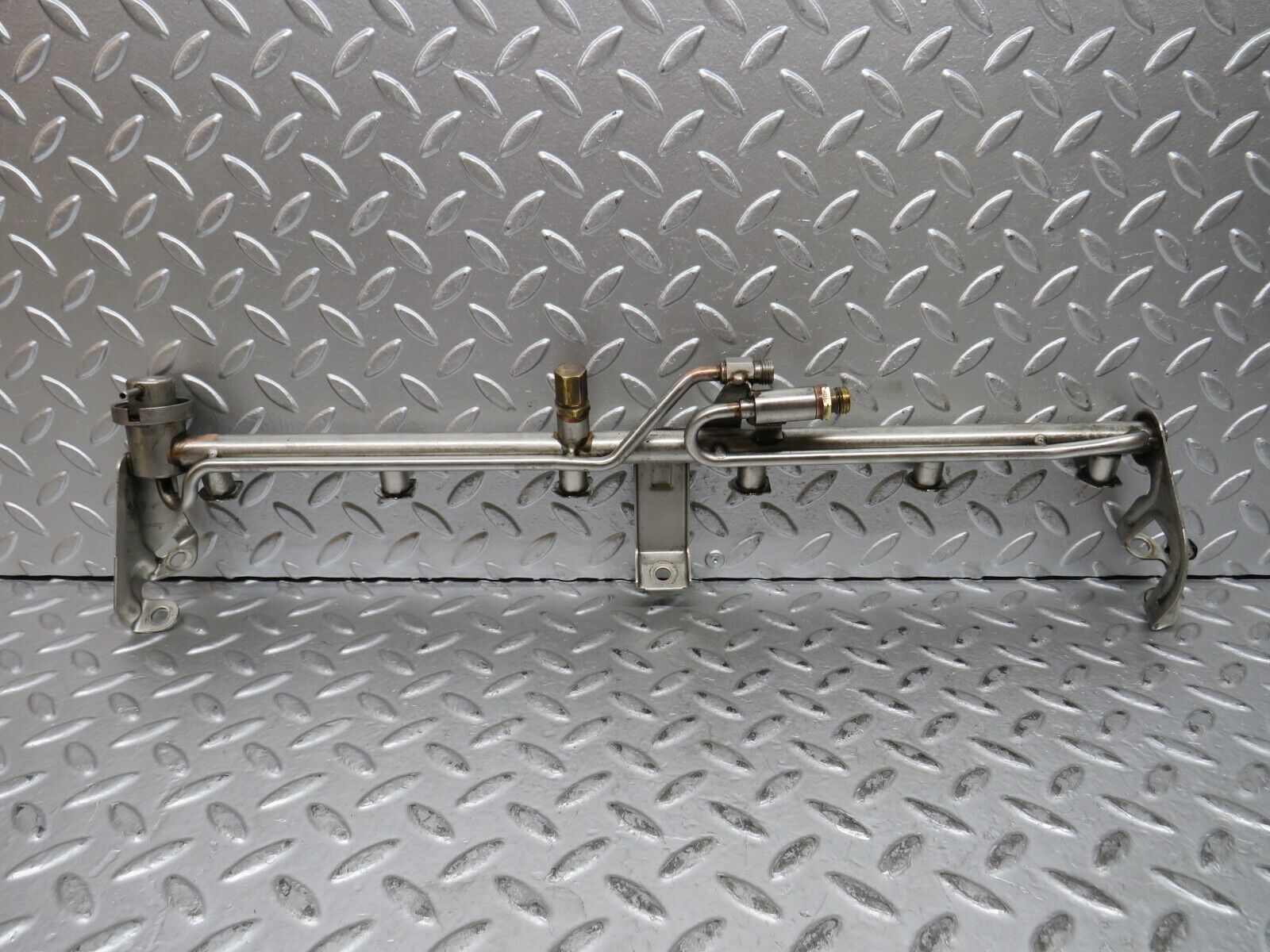 29010 Mercedes-Benz C124 320CE Fuel Injector Rail With Fuel Pressure Regulator