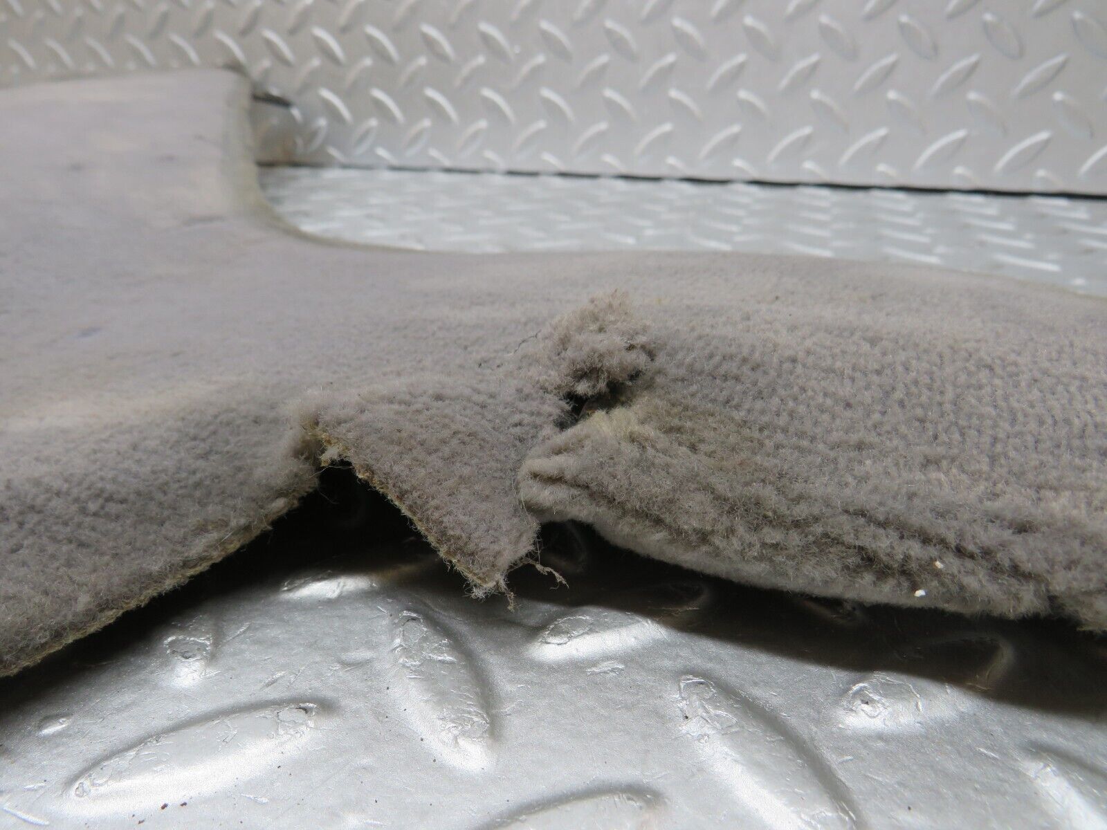 36233 Mercedes-Benz W126 420SE Centre Console Carpet Left Grey 1266831525