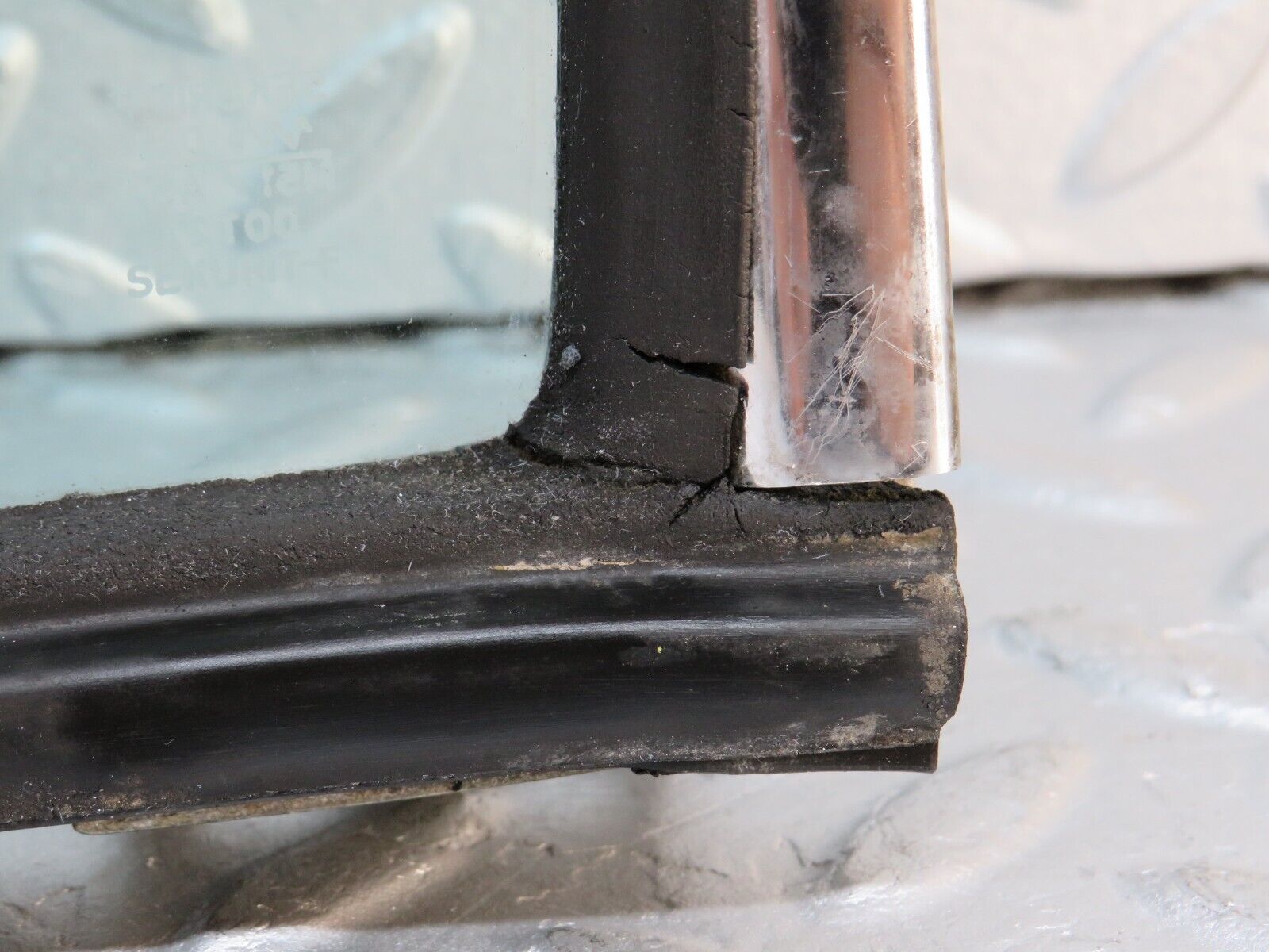 37516 Mercedes-Benz W109 300SEL Rear Right Quarter Window Glass