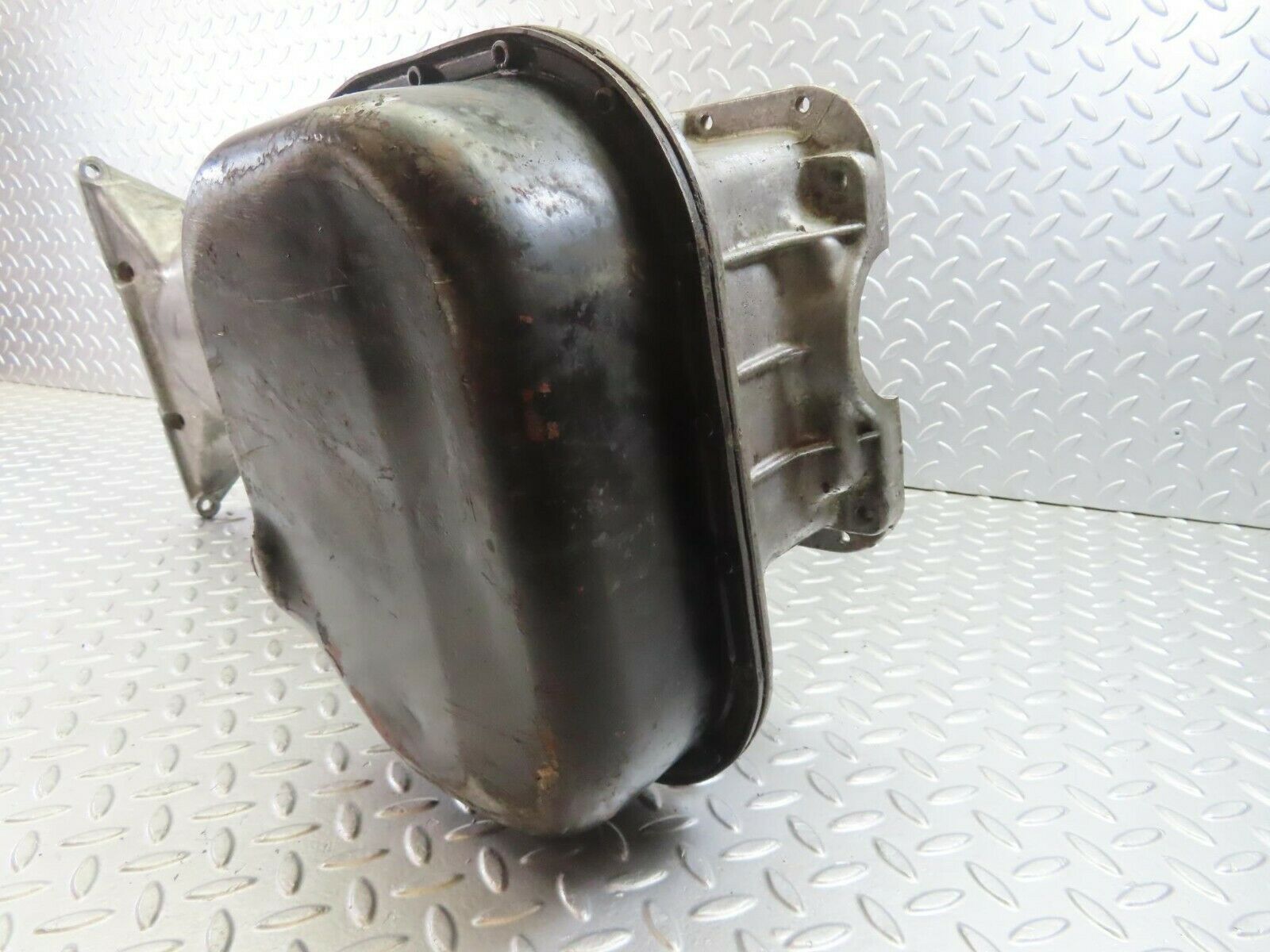 10194 Mercedes-Benz W111 220SE Oil Pan Oil Sump 1800142302