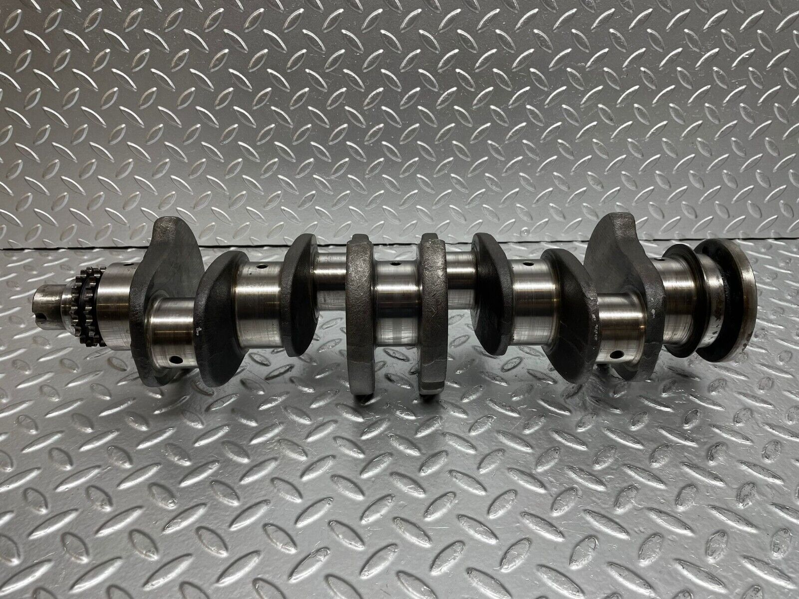 0349 Mercedes-Benz W123 220D Crankshaft  61504