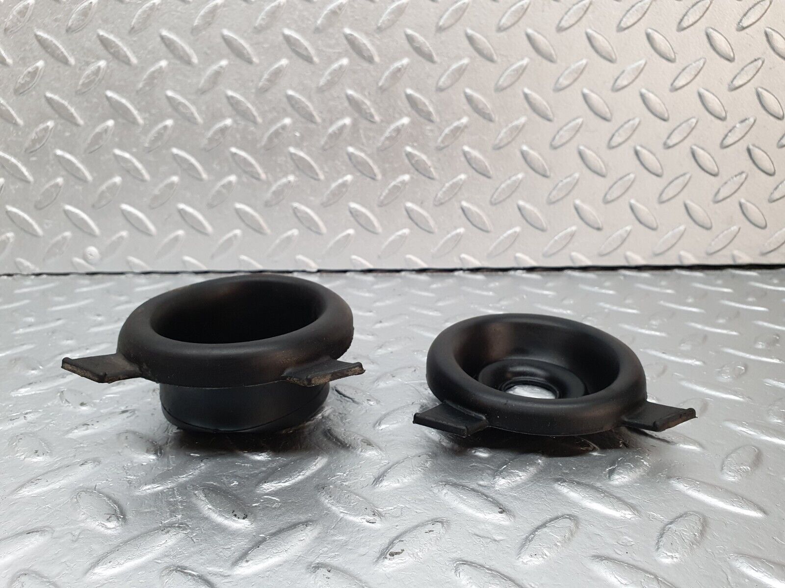 41591 Mercedes-Benz W124 200E Fuel Tank Rubber Seal 1244710481 1244710381