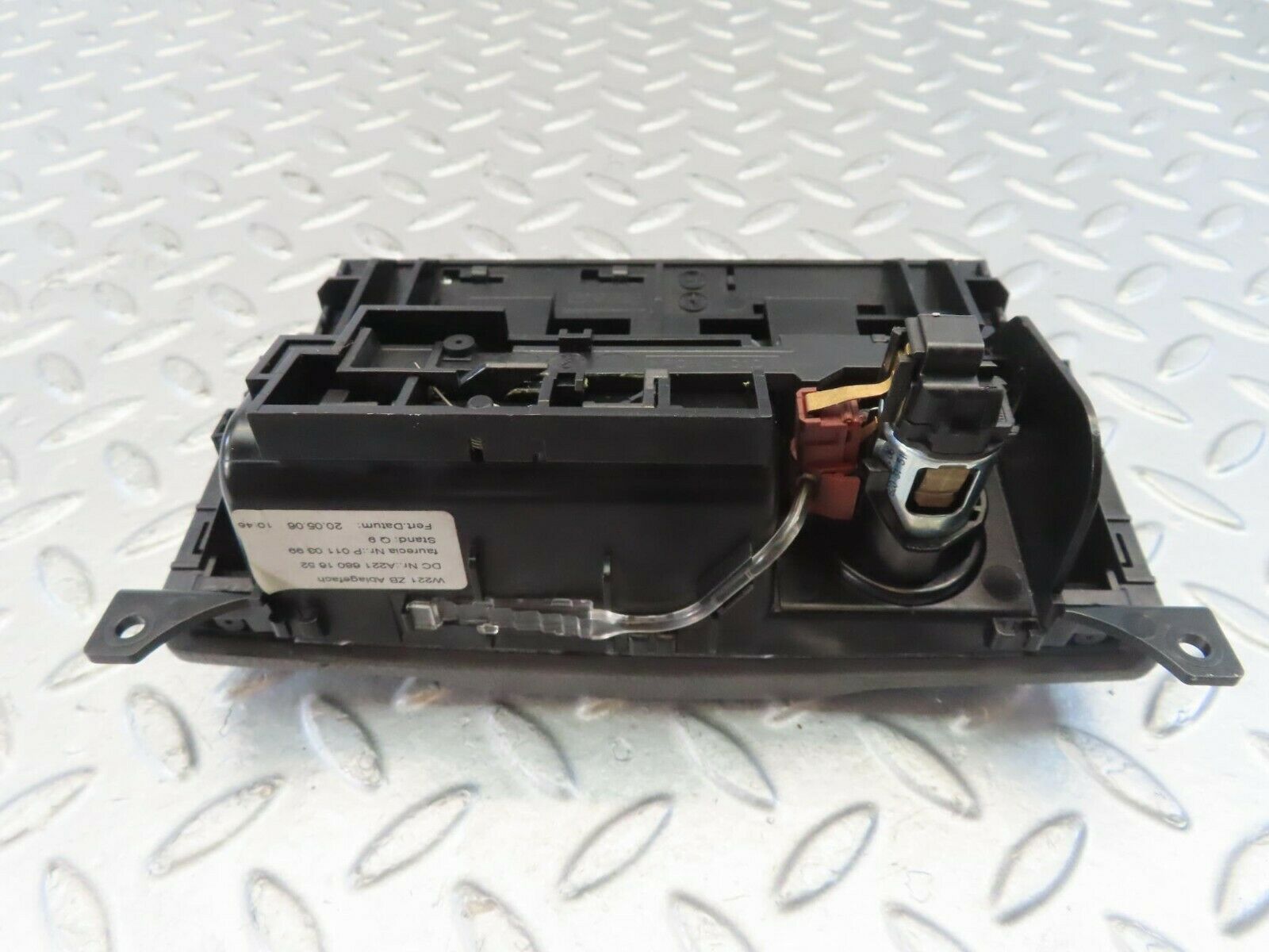 11130 Mercedes-Benz W221 S320 Ashtray 2216801652