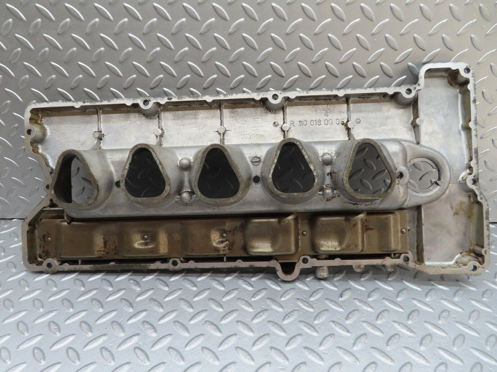 16073 Mercedes-Benz W123 280E Cylinder Head Valve Cover 1100160905