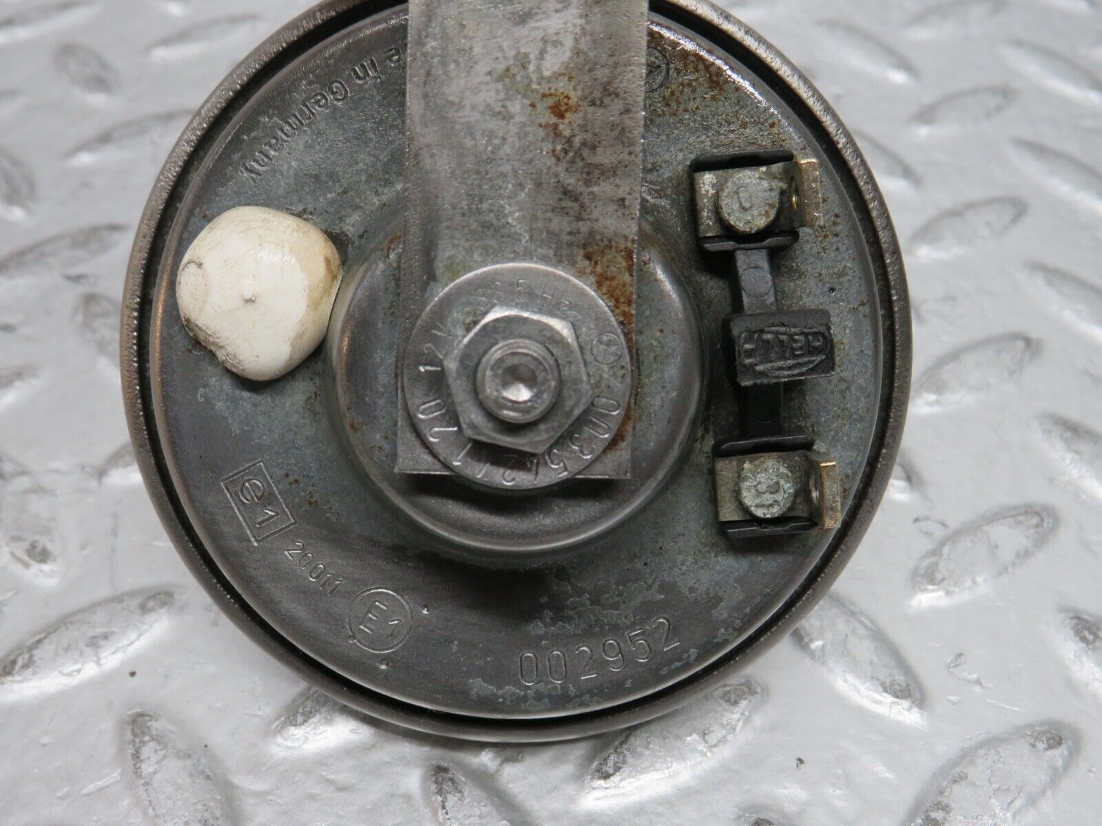 27992 Mercedes-Benz W123 280E Horn Hella 002952