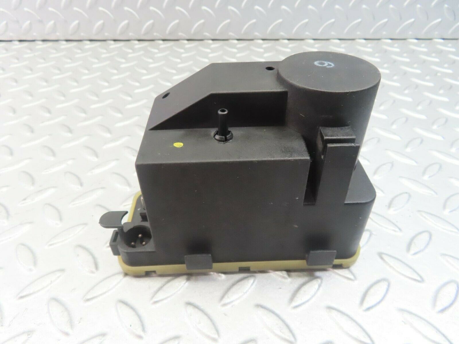 8317 Mercedes-Benz W201 Central Locking Pump 0008000948
