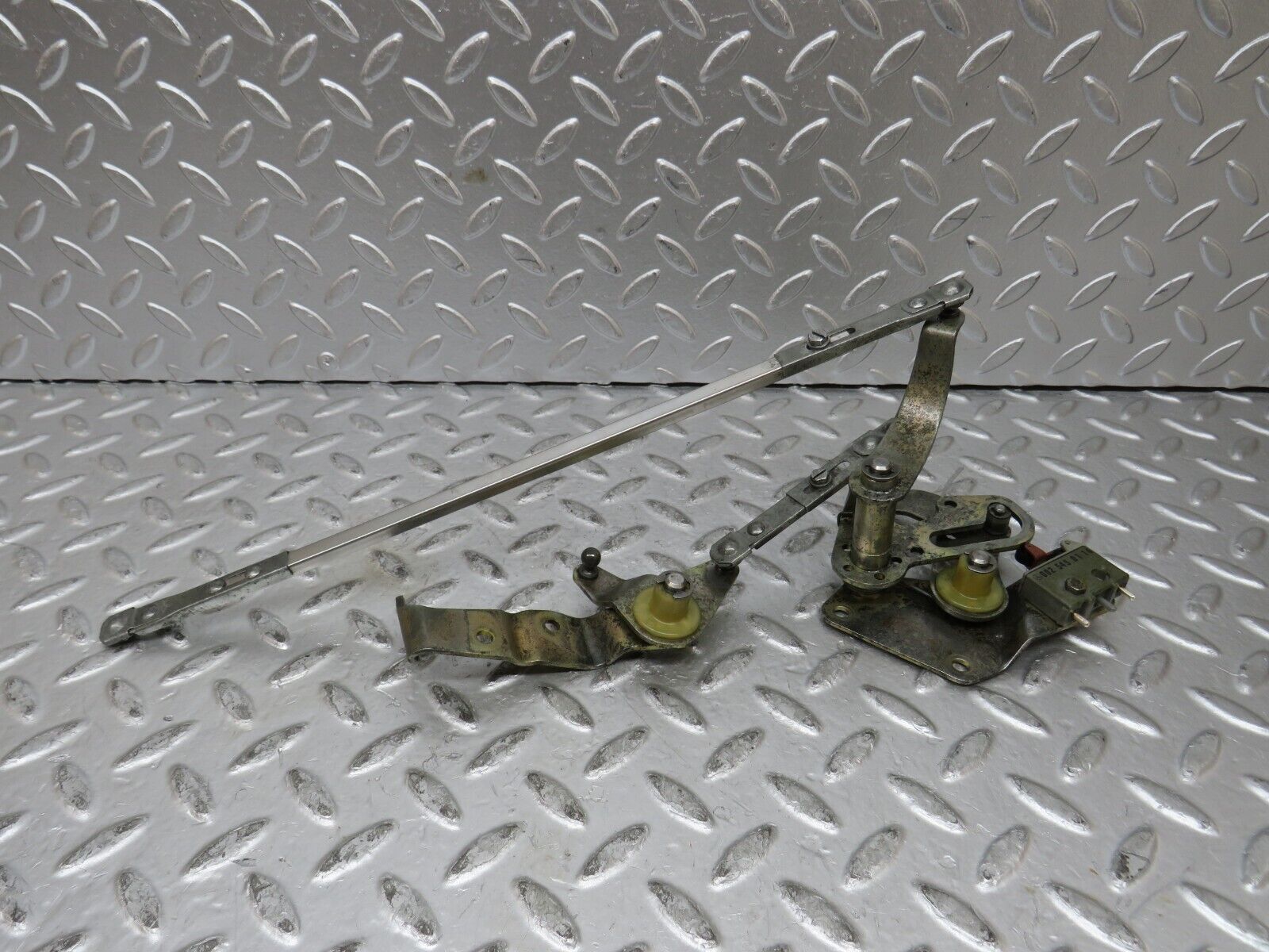 27413 Mercedes-Benz W123 280E Throttle Linkage 0025450114