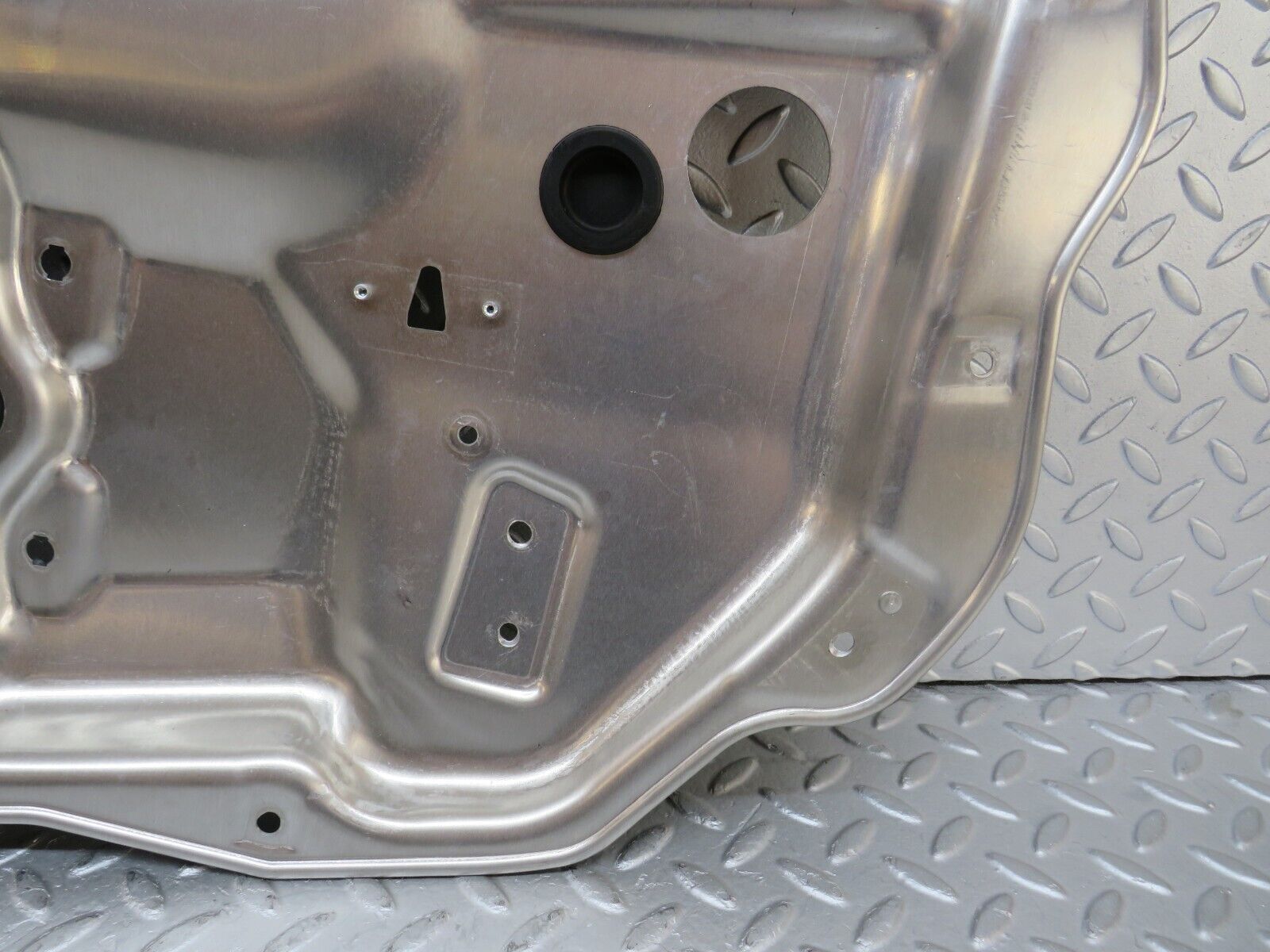 35104 Mercedes-Benz W221 Front Right Window Regulator Support Panel