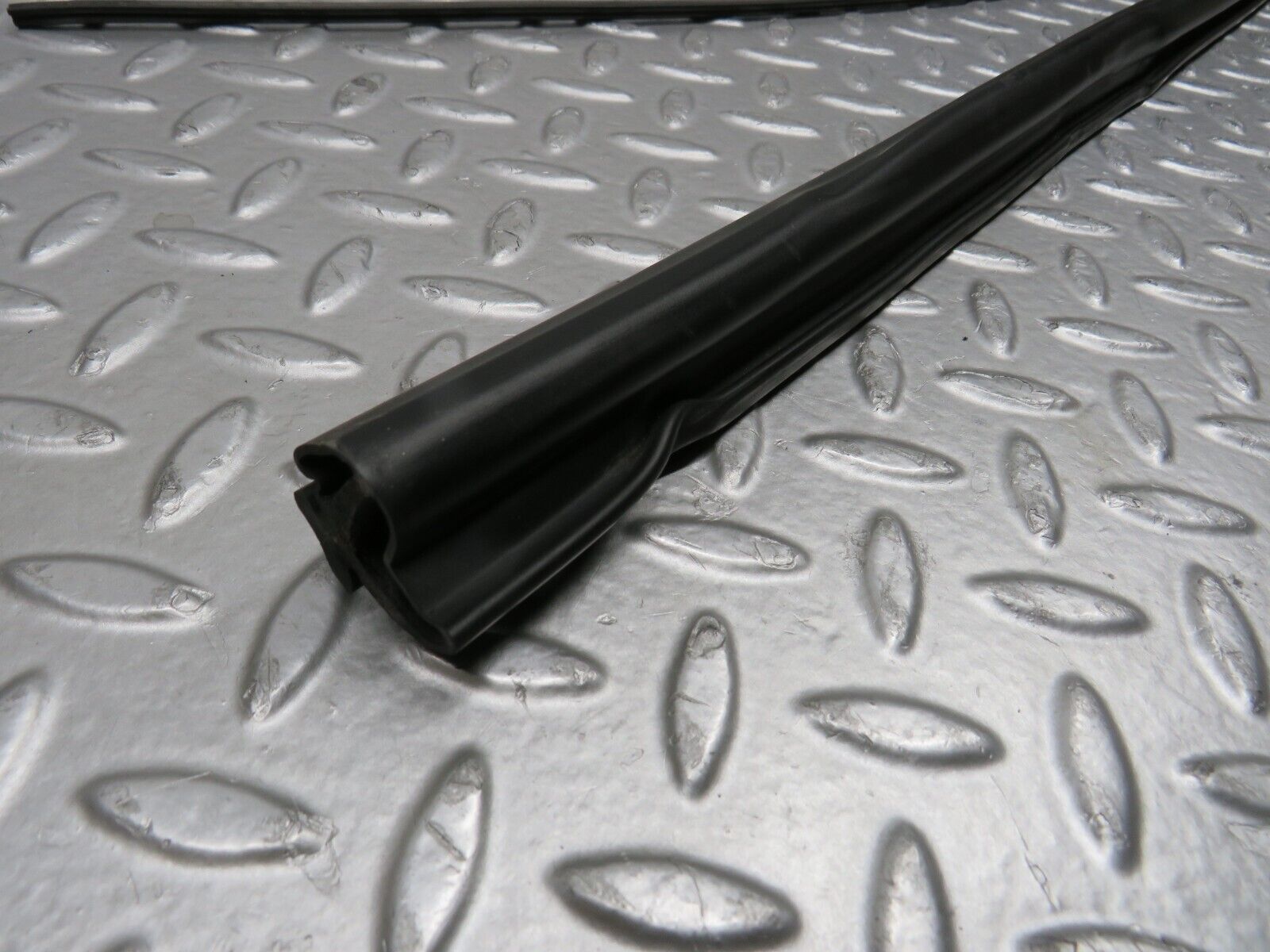 39677 Mercedes-Benz R129 320SL Coupe Front Windscreen Rubber Seal