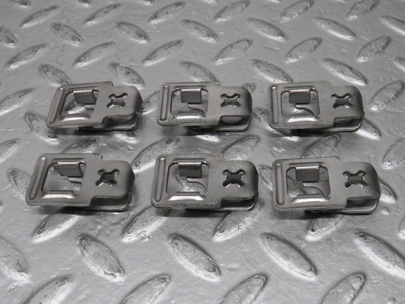 32701 Mercedes-Benz S124 300TE Wagon Fuel Injector Bracket Holder Set