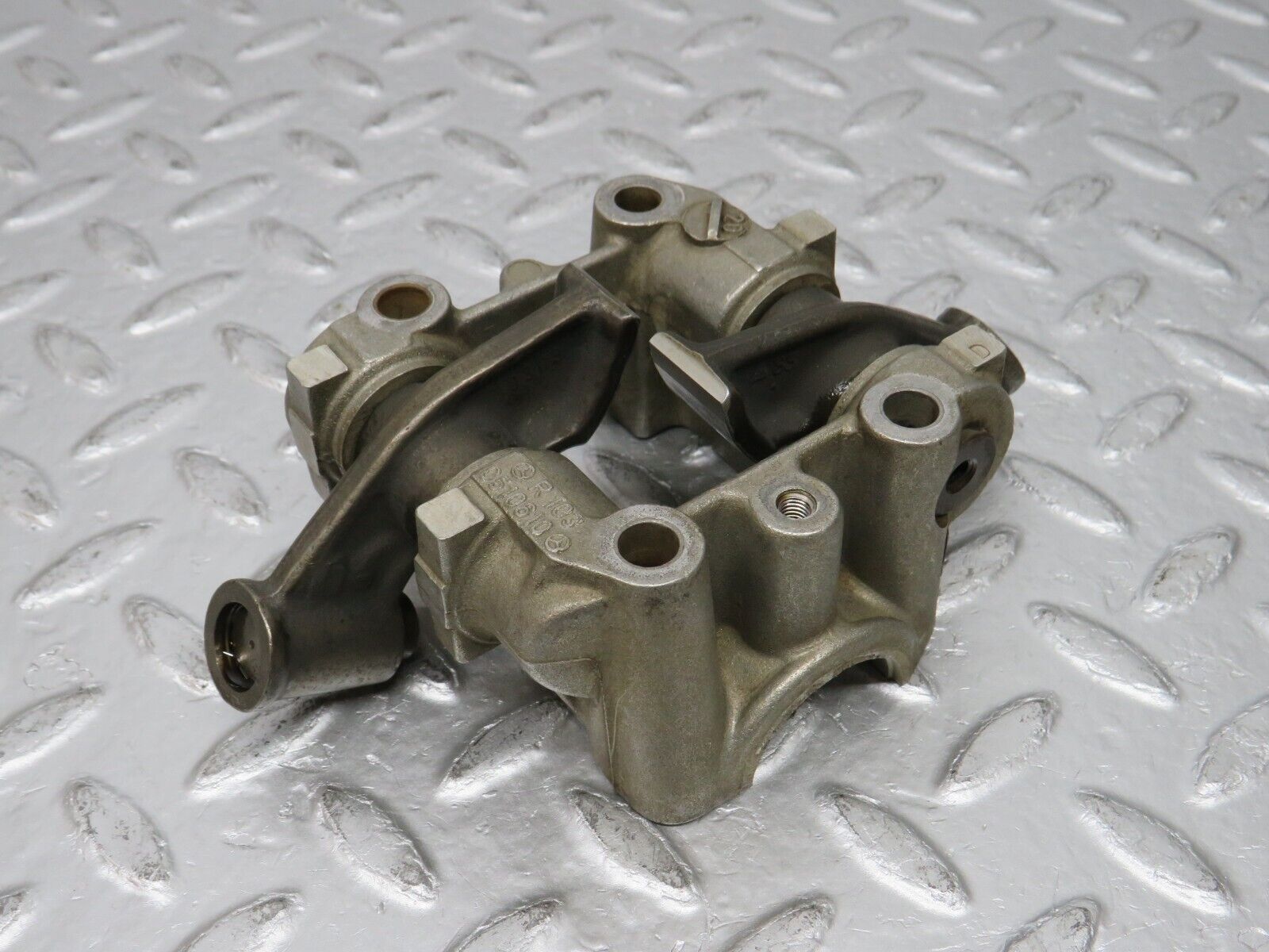 32621 Mercedes-Benz S124 300TE Rocker Arms Camshaft Bearing Block 1030510610