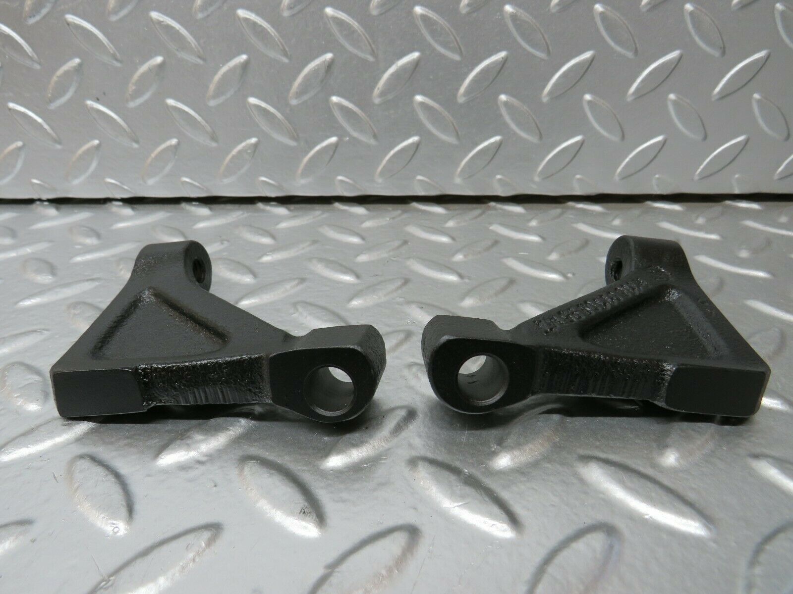 23905 Mercedes-Benz C107 450SL Engine Mount Bracket Pair 1160110895 1160110995