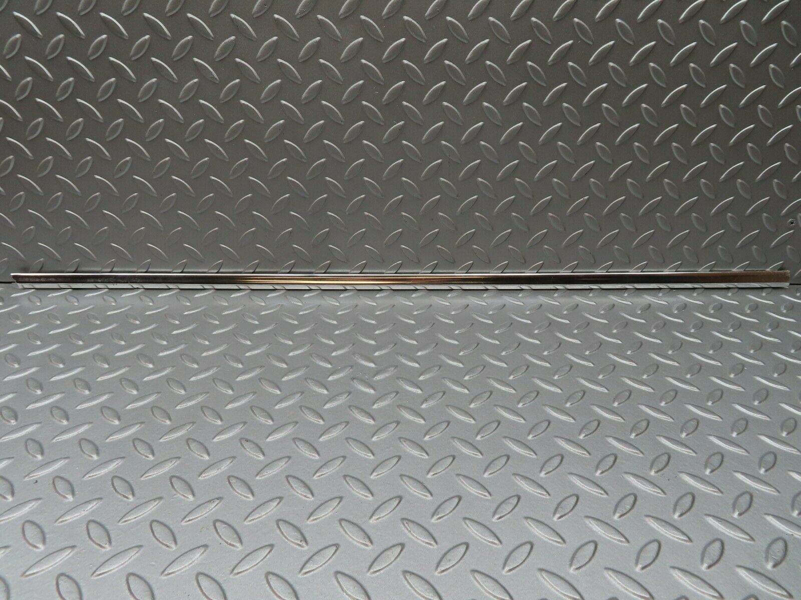 3742 Mercedes-Benz S123 200T Wagon Front Right Door Chrome Moulding Trim