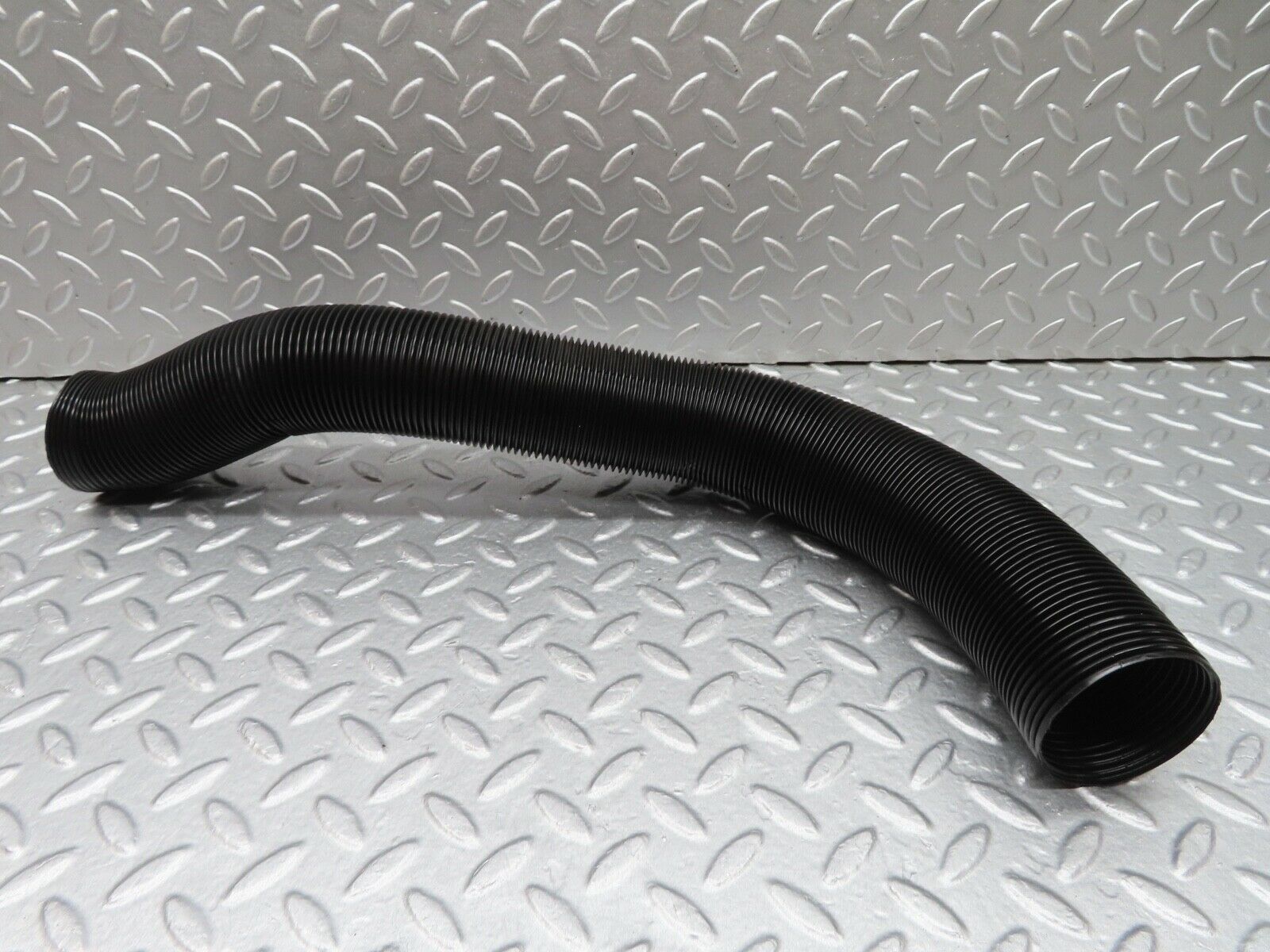 17918 Mercedes-Benz W123 200 Air Duct Pipe Hose