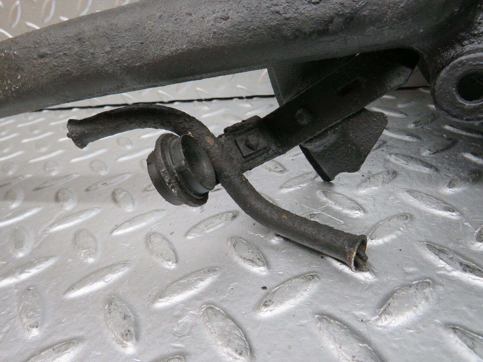 0381 Mercedes-Benz W108 280SE Complete Wheel Hub Front Left