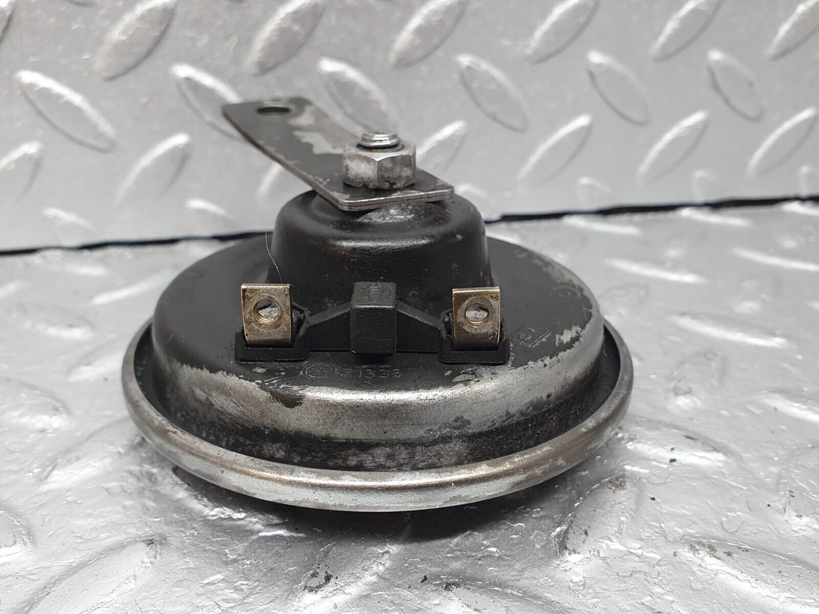 41543 Mercedes-Benz W124 200E Horn Hella 002952