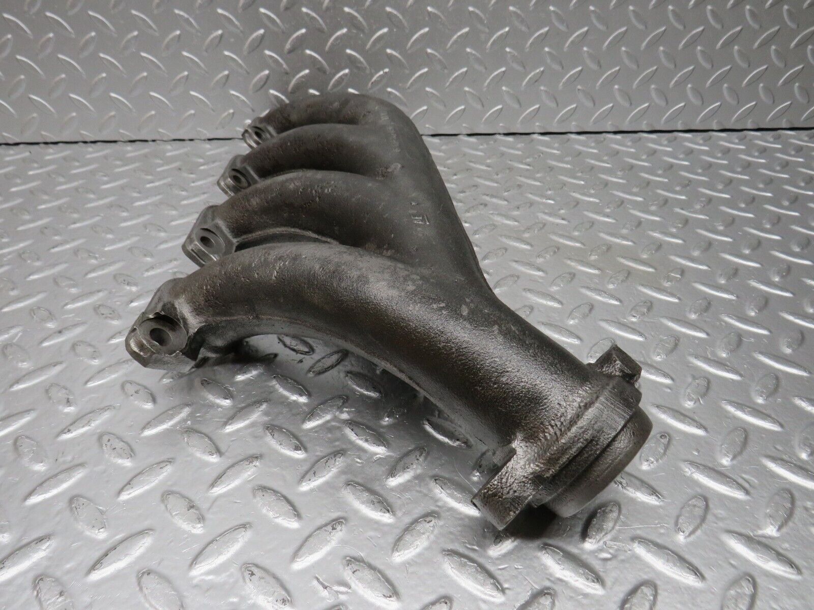33107 Mercedes-Benz W124 200D Exhaust Manifold 6011420301