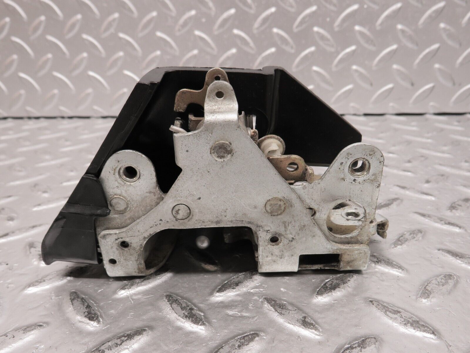 32144 Mercedes-Benz W123 230E Rear Left Door Lock Mechanism 1237330108