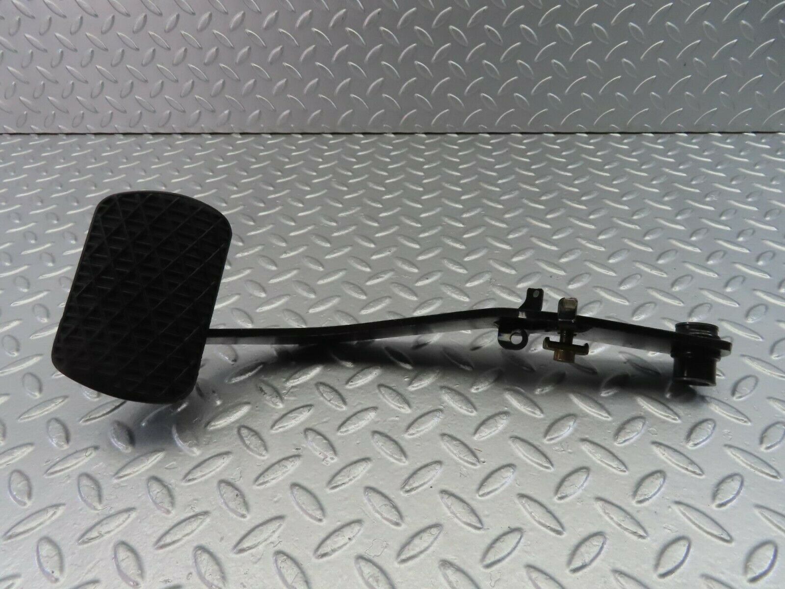 10495 Mercedes-Benz W201 190E Brake Pedal 1232910082