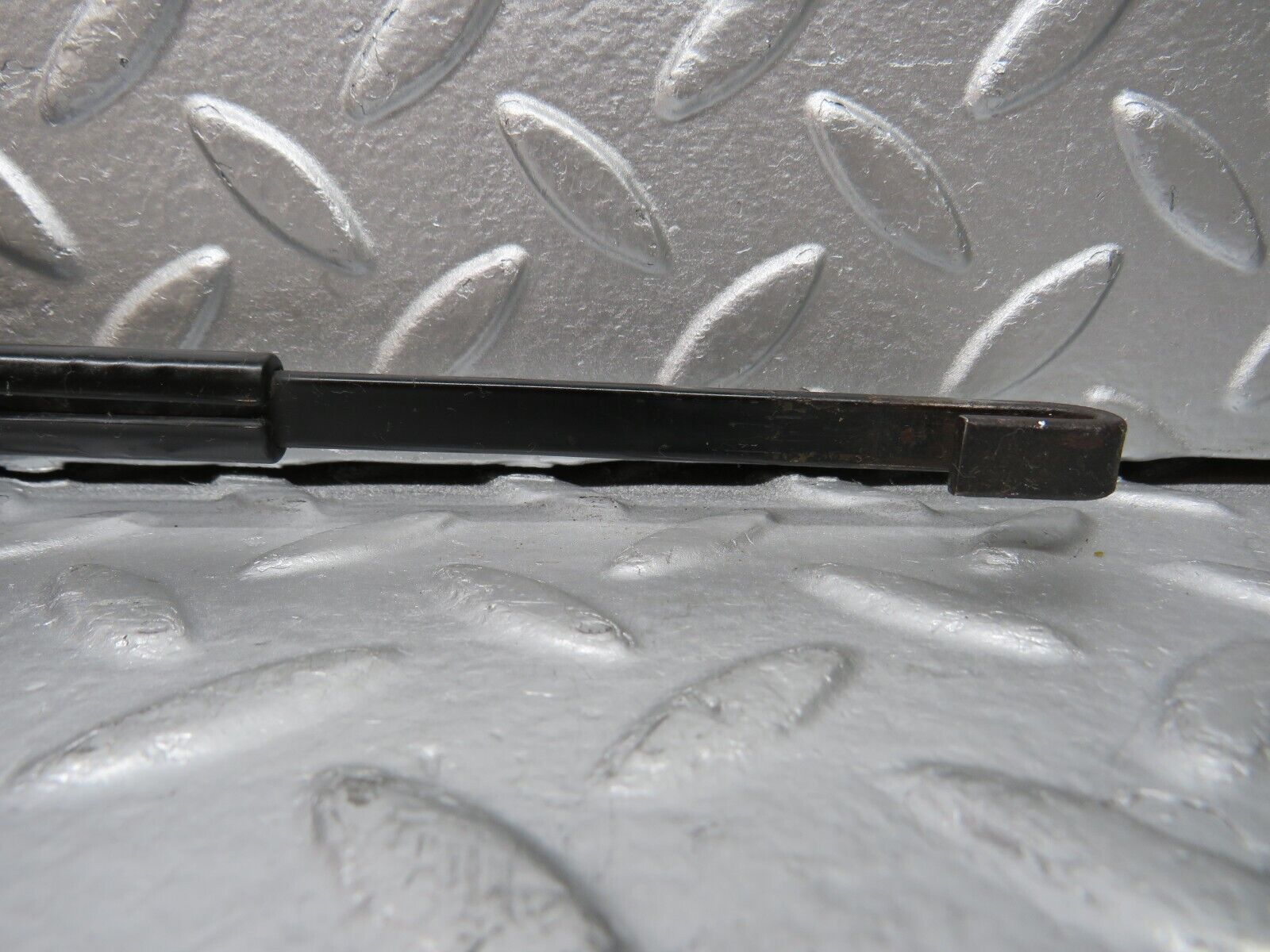 31495 Mercedes-Benz S124 220TE Wagon Wiper Arm Bosch