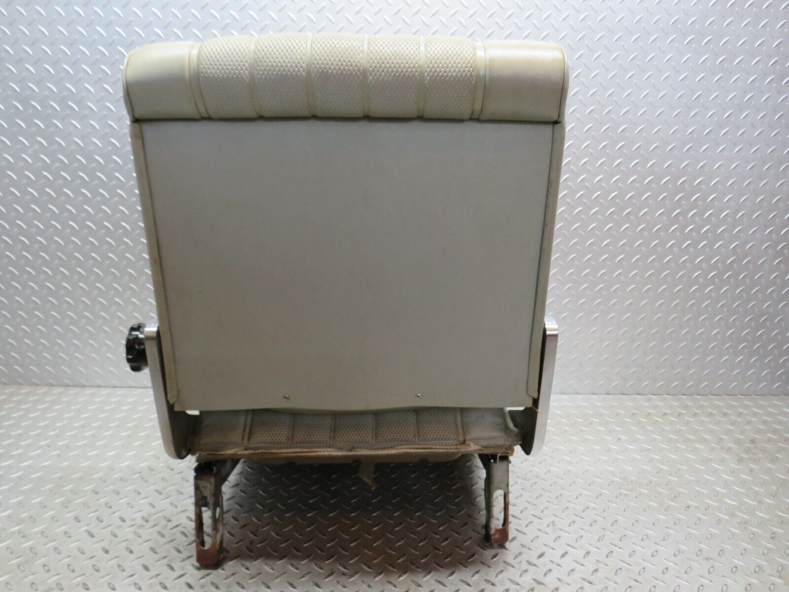 40510 Mercedes-Benz W110 230 Front Right Seat Leather Beige