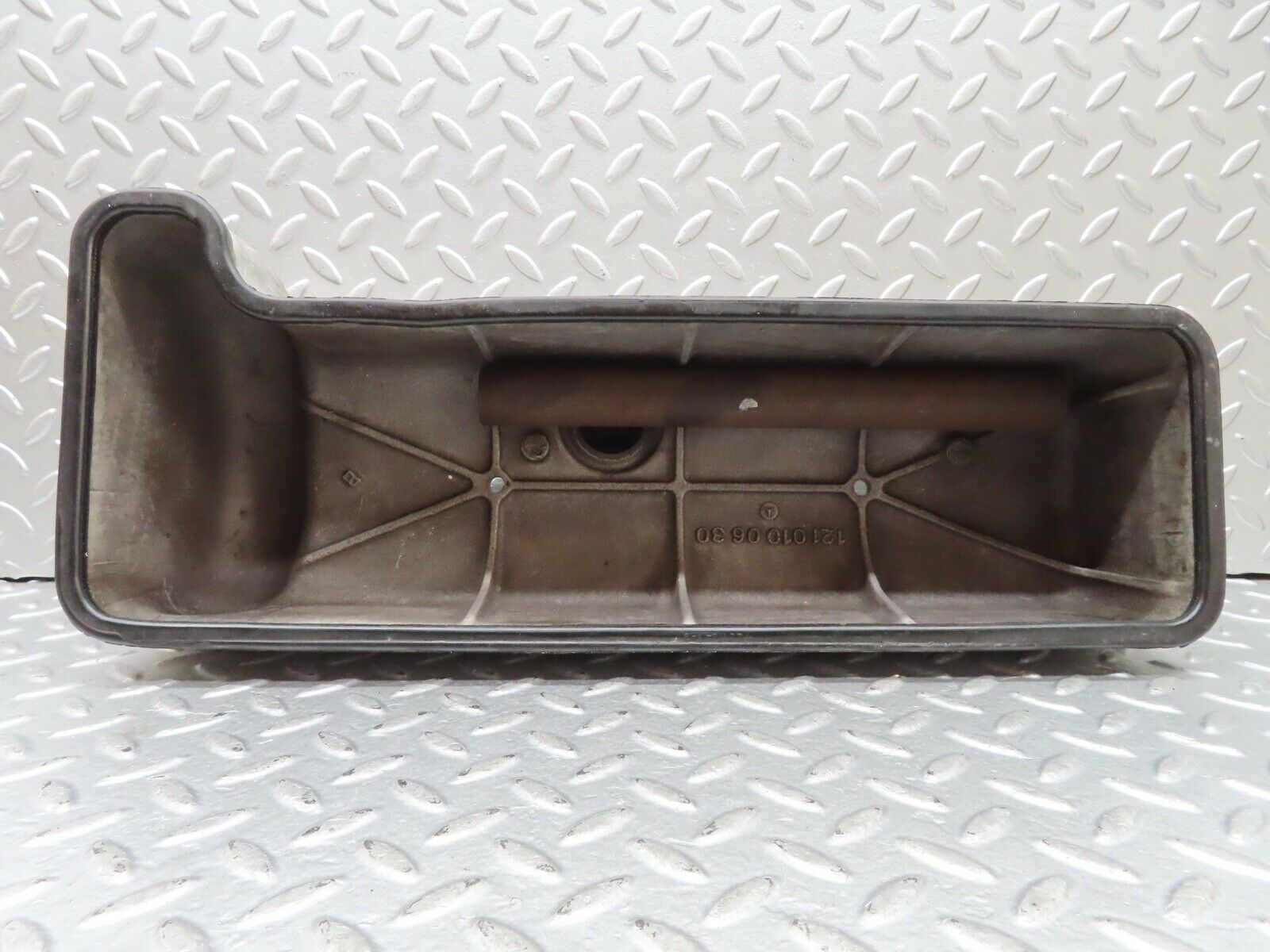 18973 Mercedes-Benz W121 190b Ponton Cylinder Head Valve Cover 1210100630