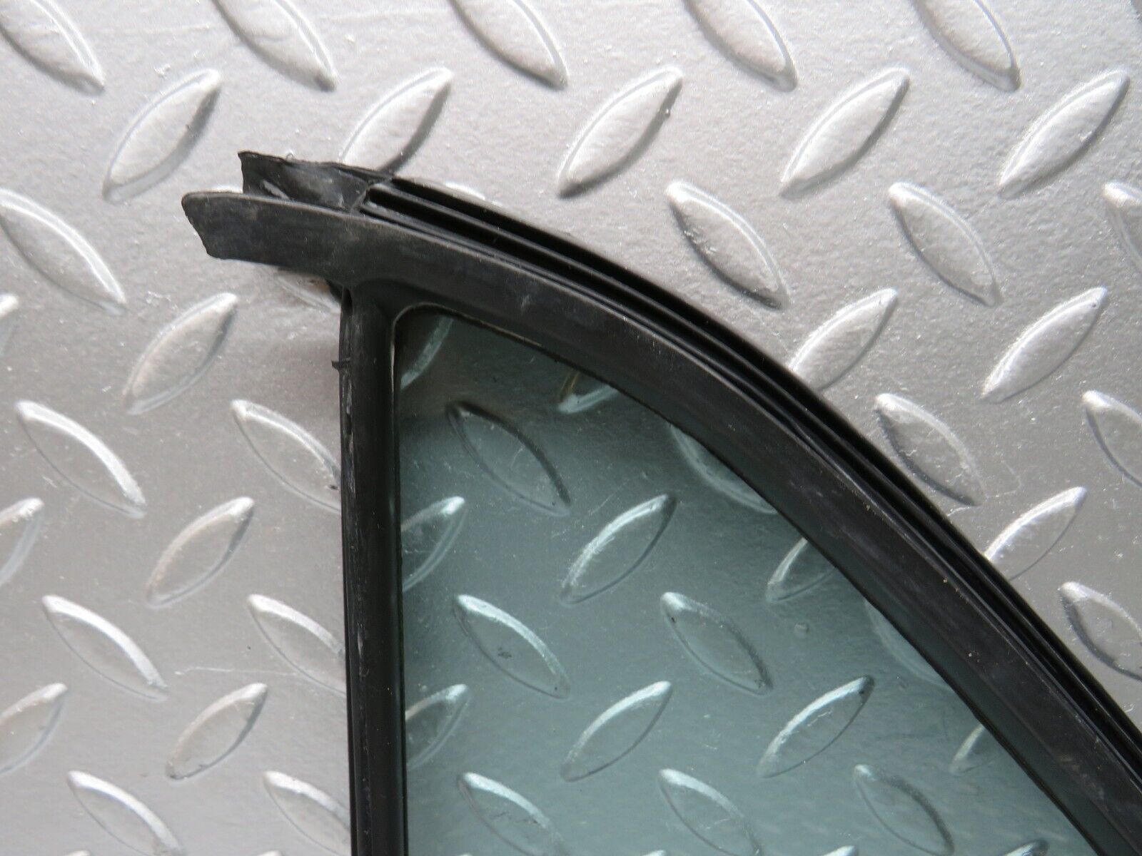 28857 Mercedes-Benz W123 230E Rear Right Quarter Window Glass 1237350224