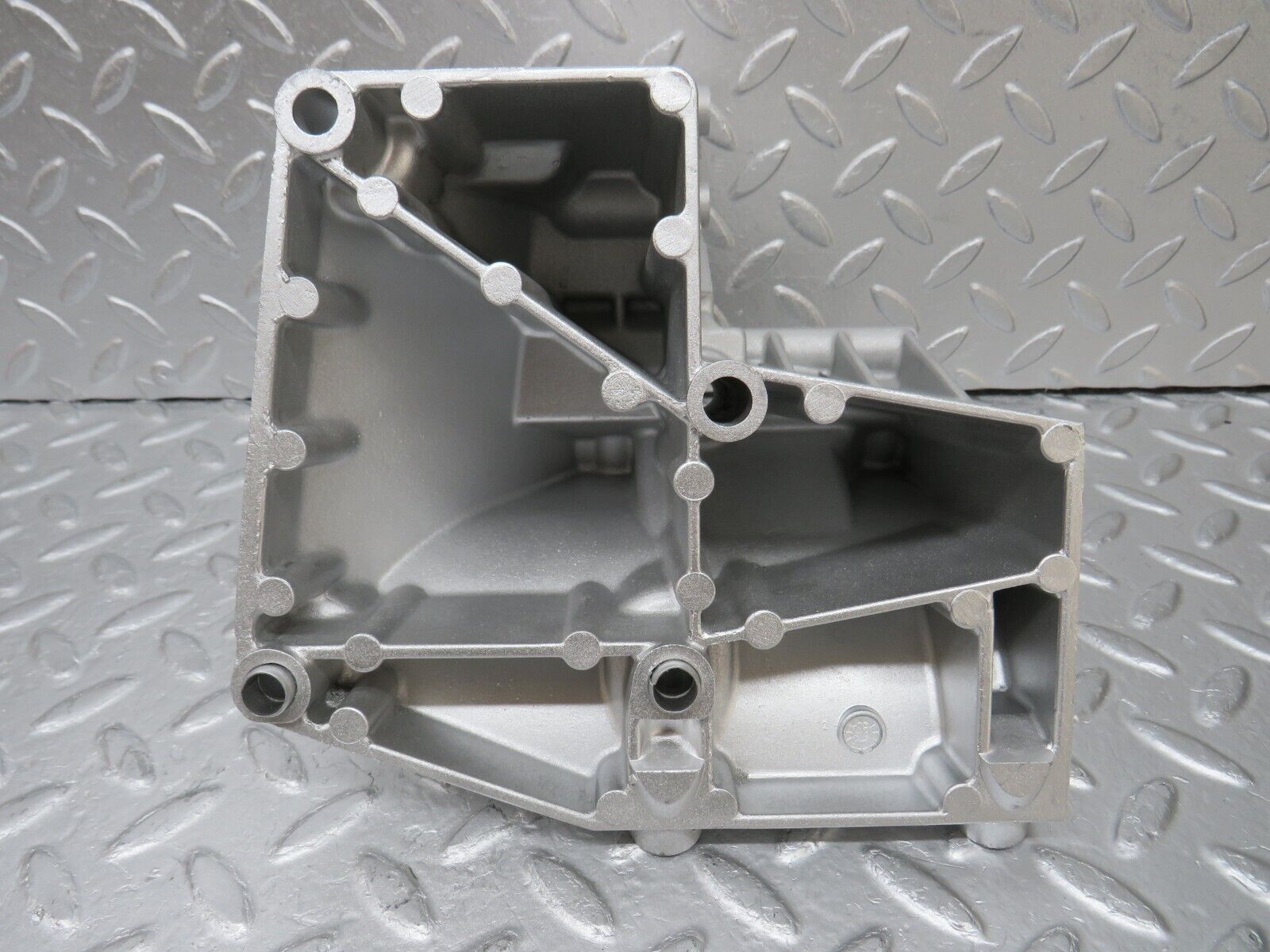 34687 Mercedes-Benz W124 260E Power Steering Pump Bracket 1264660641