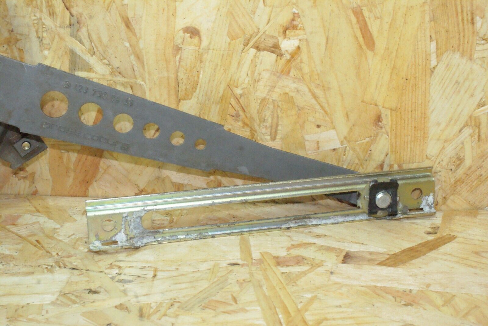 2263 Mercedes-Benz W123 280E Rear Right Manual Window Regulator 1237301446