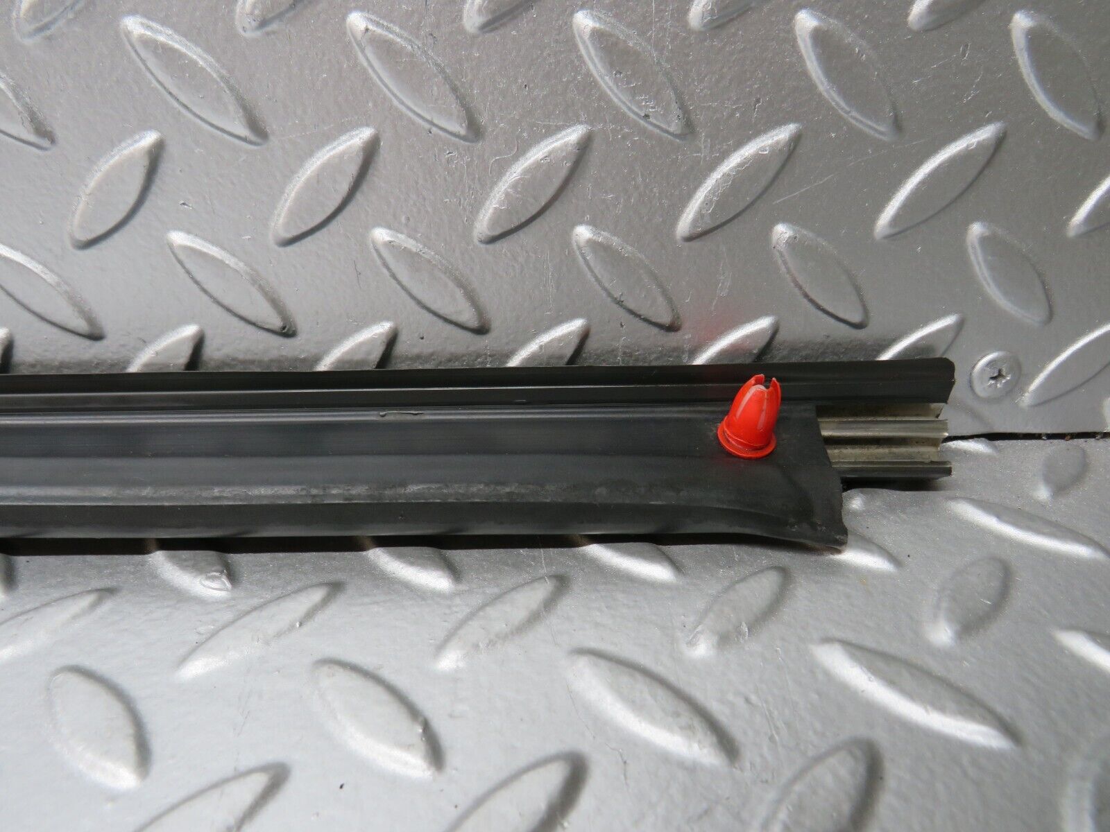 32591 Mercedes-Benz S124 300TE Wagon Door Lower Sealing Rubber Trim Left