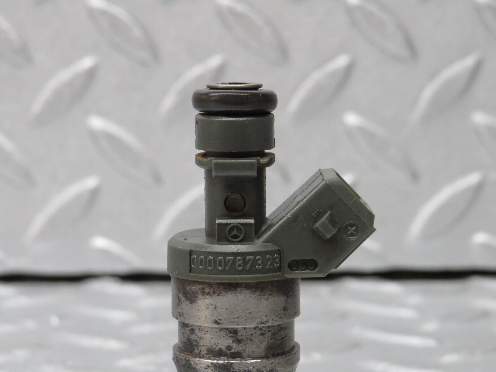 38141 Mercedes-Benz A124 320E Cabriolet Fuel Injector Bosch 0280155209 0000787323
