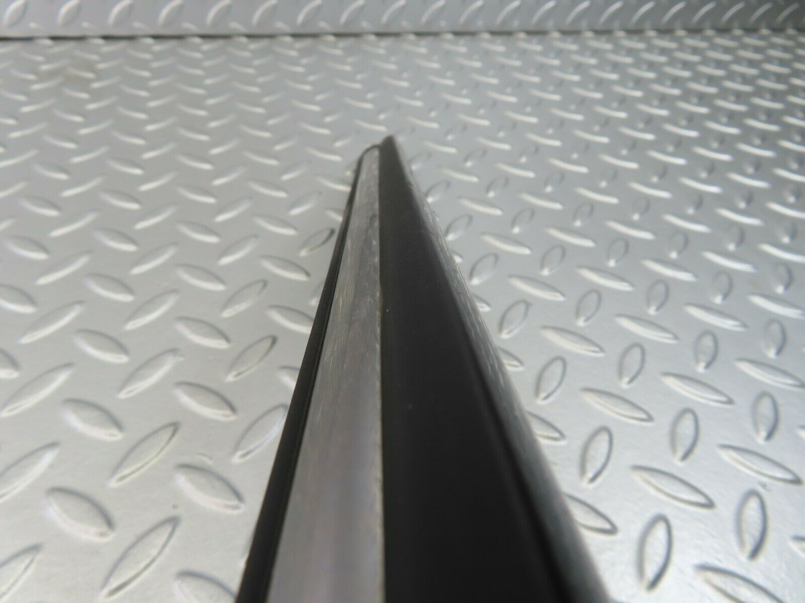 7263 Mercedes-Benz W116 450SE Front Left Fender Wing Centre Chrome Trim