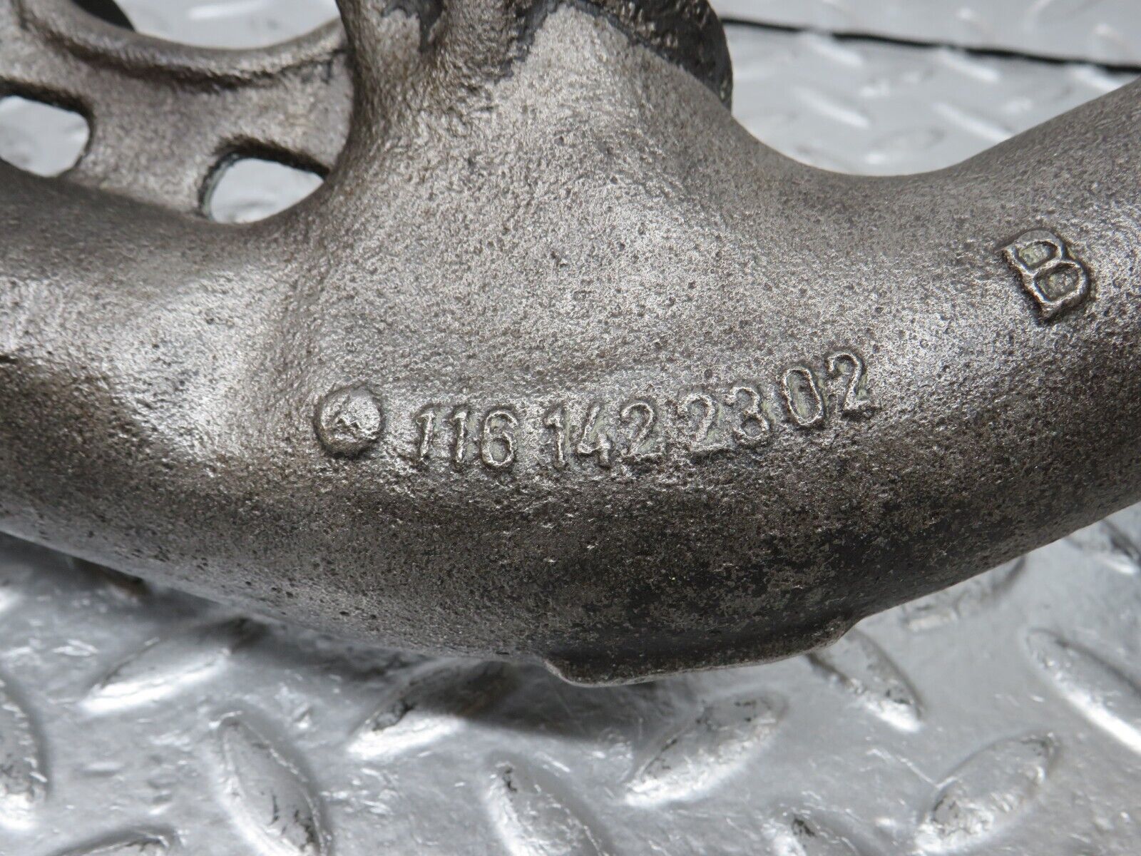 33117 Mercedes-Benz W126 380 V8 Exhaust Manifold Left 1161422302 1161422902