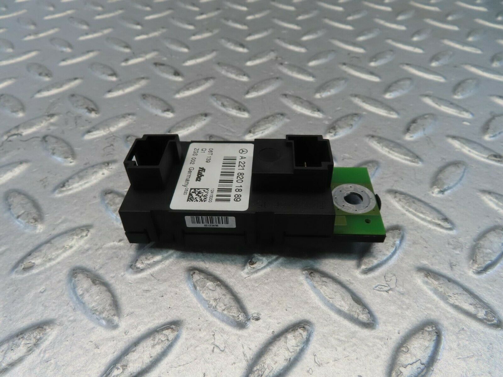 11137 Mercedes-Benz W221 S320 Antenna Module Amplifier 2218201889