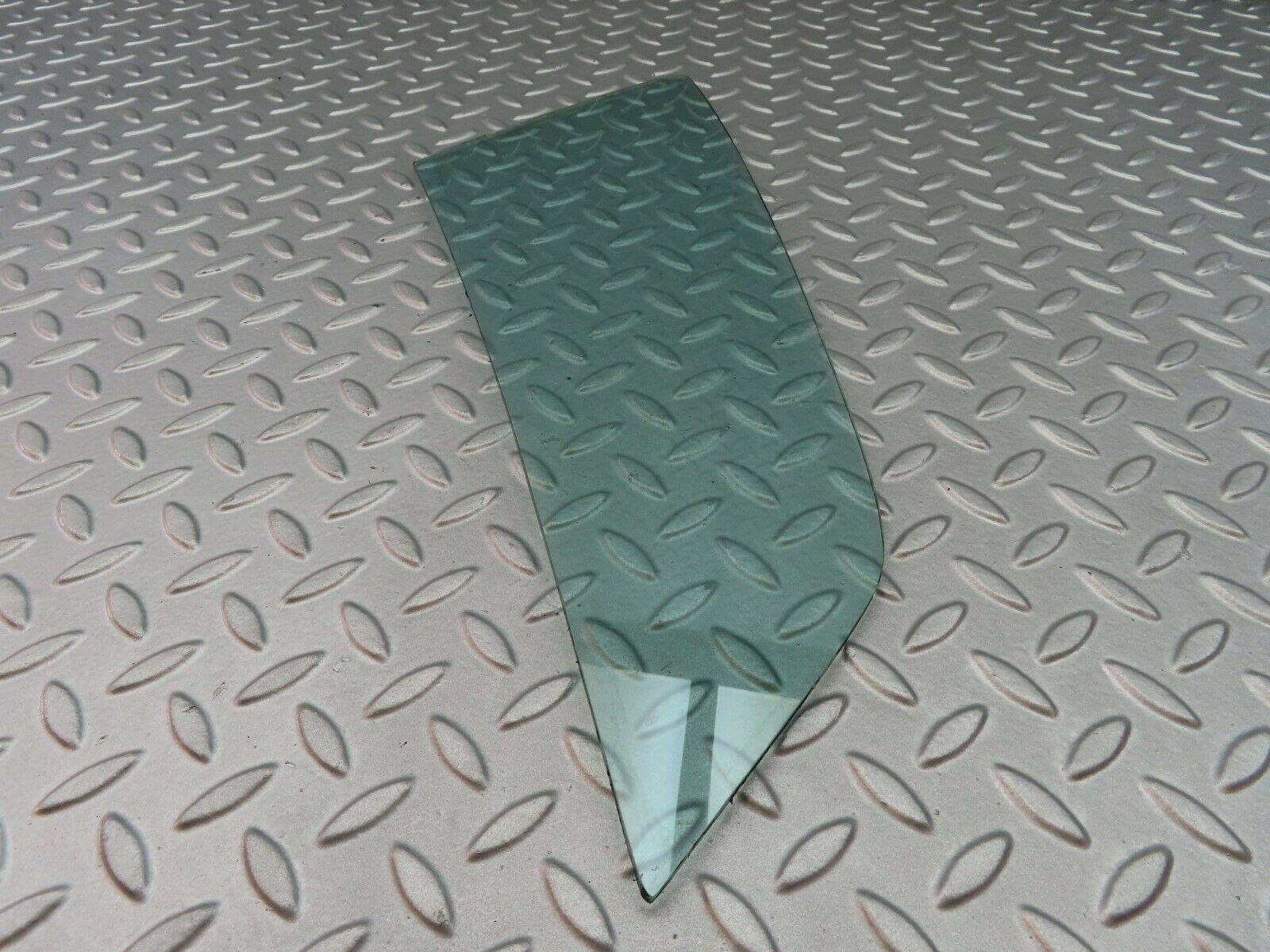 6922 Mercedes-Benz C107 350SLC Coupe Rear Right Quarter Window Glass