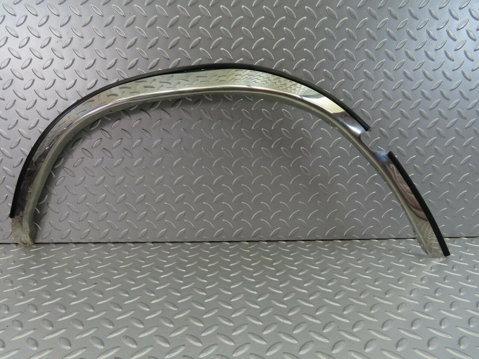 7354 Mercedes-Benz W116 450SE Wheel Arch Chrome Fender Wing Trim Front Left