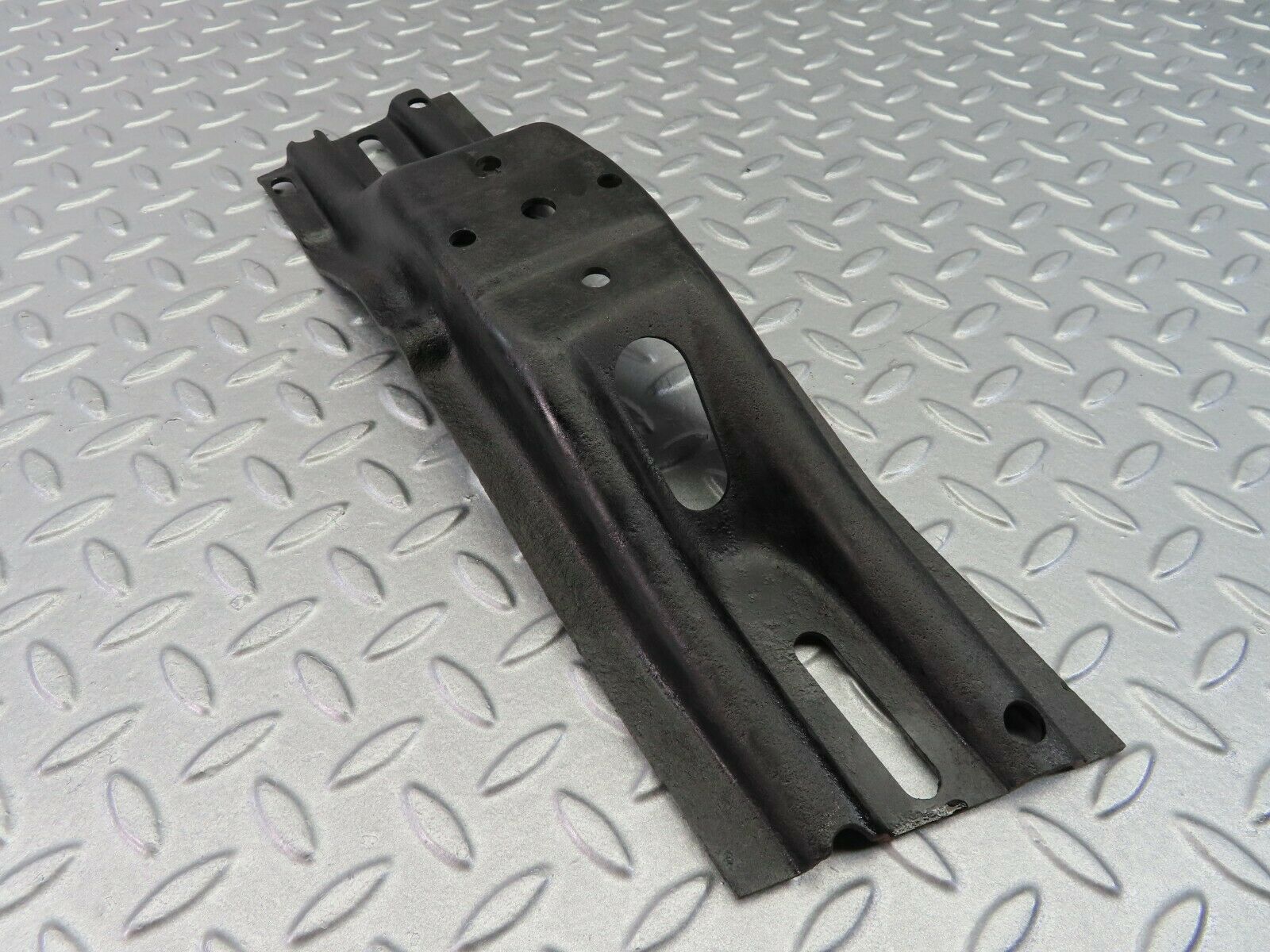 7832 Mercedes-Benz W115 220D Gearbox Mount Bracket