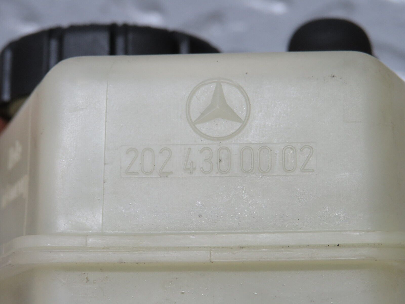 33288 Mercedes-Benz W202 C180 Brake Fluid Reservoir Tank 2024300002